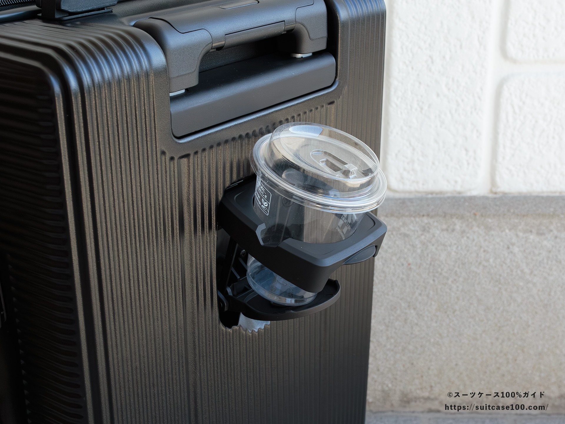 3COINS(スリーコインズ) 機内持ち込みサイズスーツケース ドリンクホルダーレビュー セブンイレブンのRサイズのアイスコーヒーカップを入れた図
