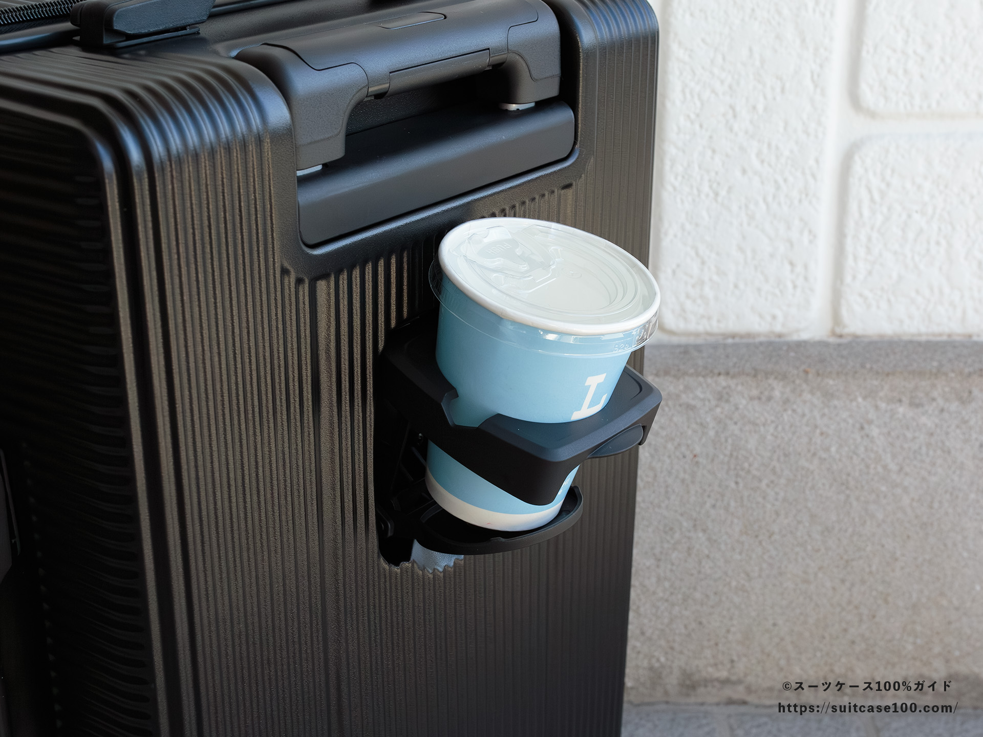 3COINS(スリーコインズ) 機内持ち込みサイズスーツケース ドリンクホルダーレビュー ローソンのSサイズのアイスコーヒーカップを入れた図