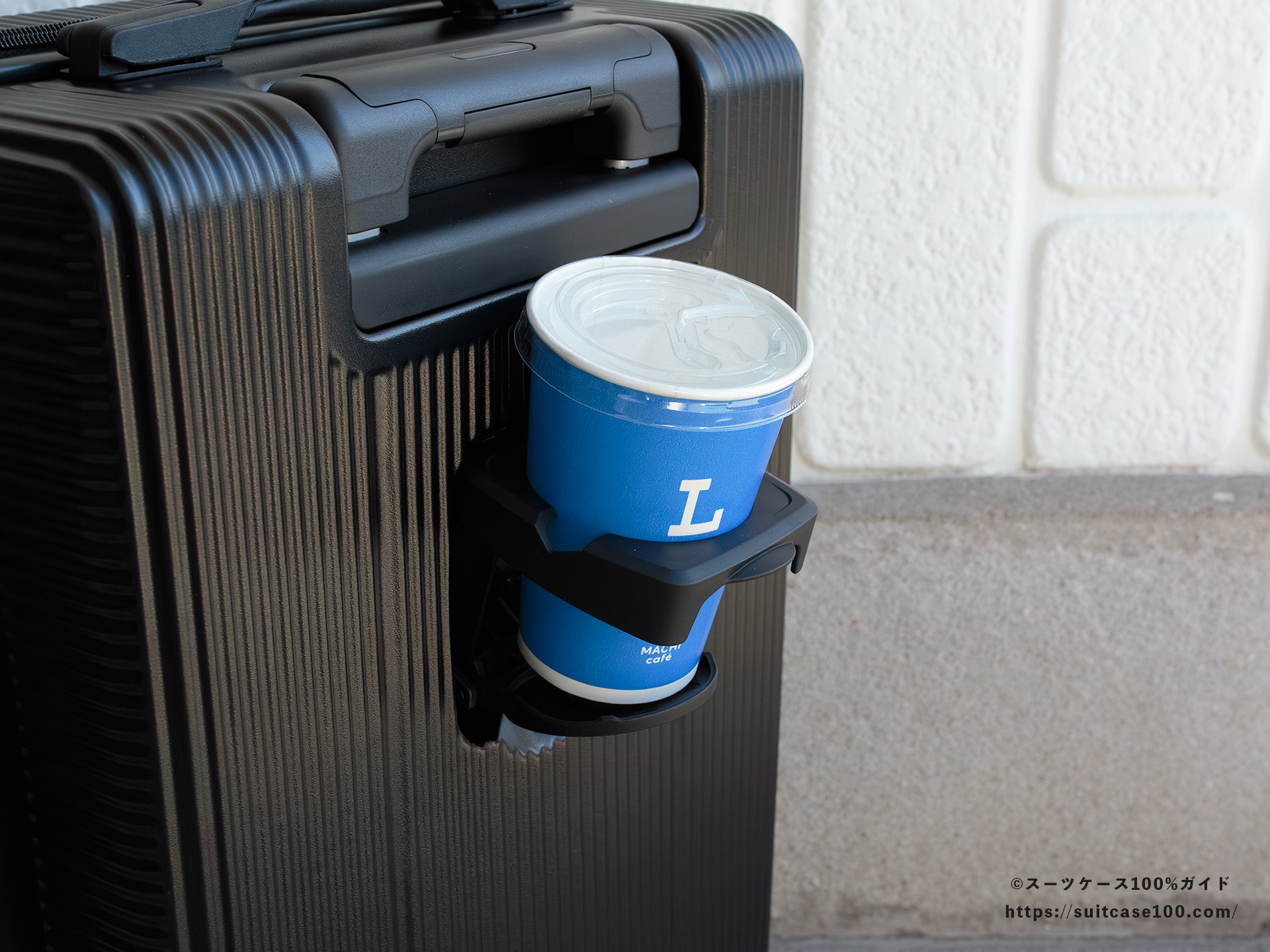 3COINS(スリーコインズ) 機内持ち込みサイズスーツケース ドリンクホルダーレビュー ローソンのMサイズのアイスコーヒーカップを入れた図
