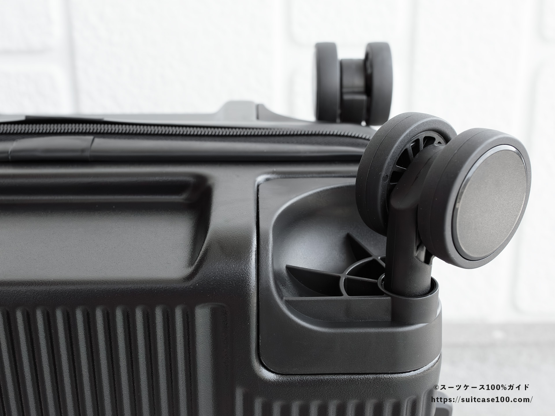 3COINS(スリーコインズ) 機内持ち込みサイズスーツケース 外観レビュー キャスター