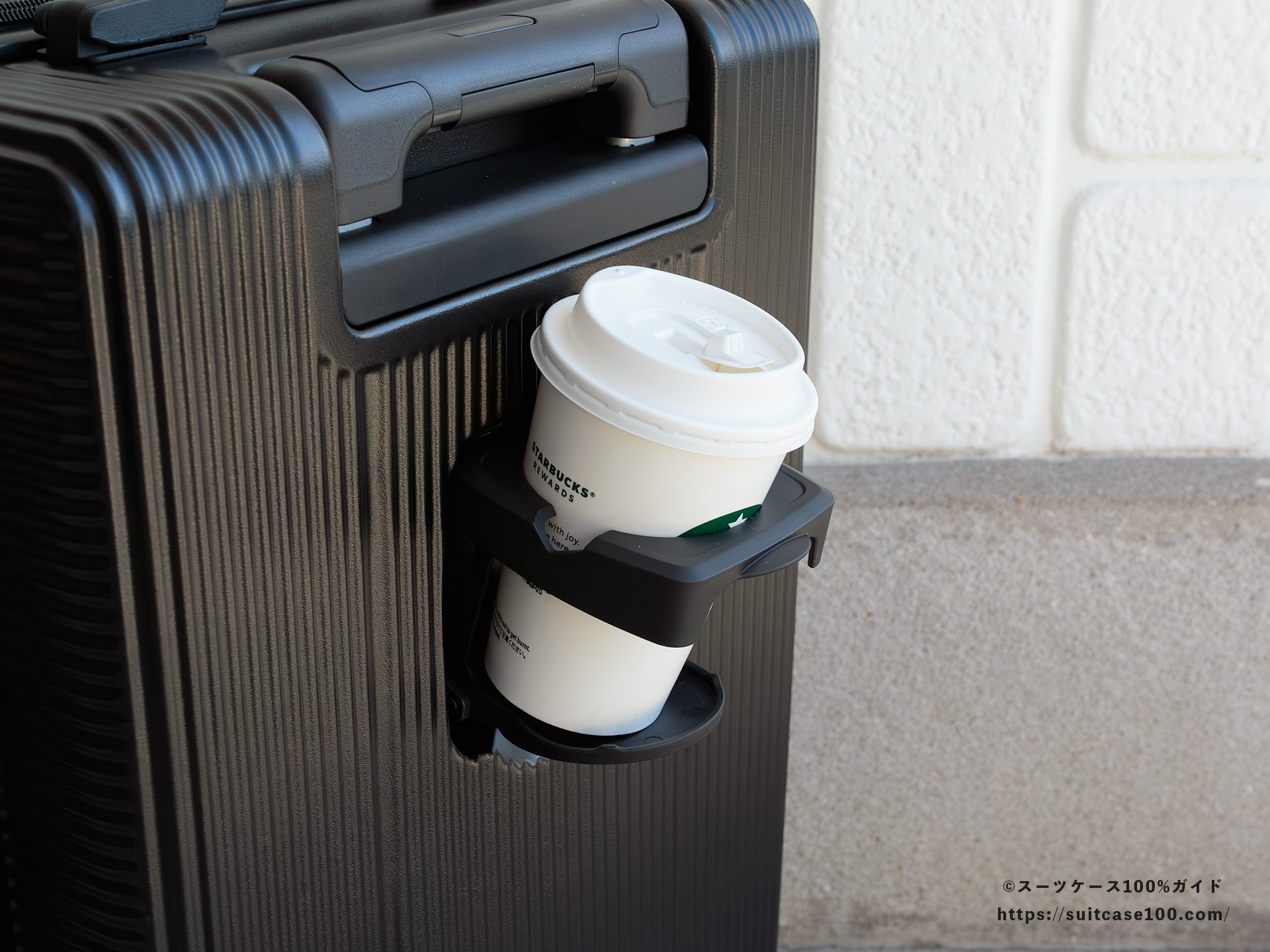 3COINS(スリーコインズ) 機内持ち込みサイズスーツケース ドリンクホルダーレビュー スタバのトールサイズのコーヒーカップを入れた図