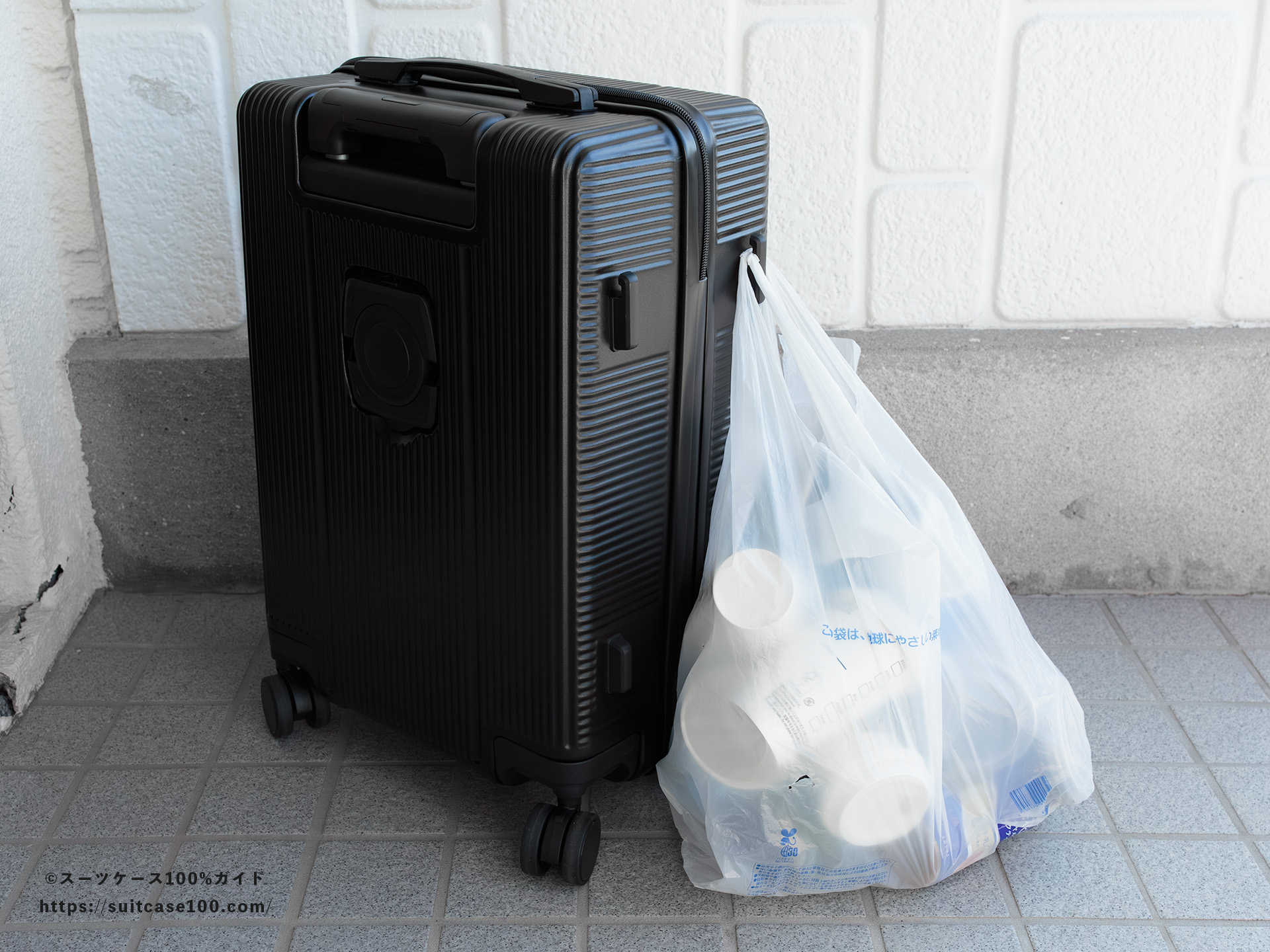 3COINS(スリーコインズ) 機内持ち込みサイズスーツケース 荷物をかけるフックレビュー 大きなレジ袋をかけている図
