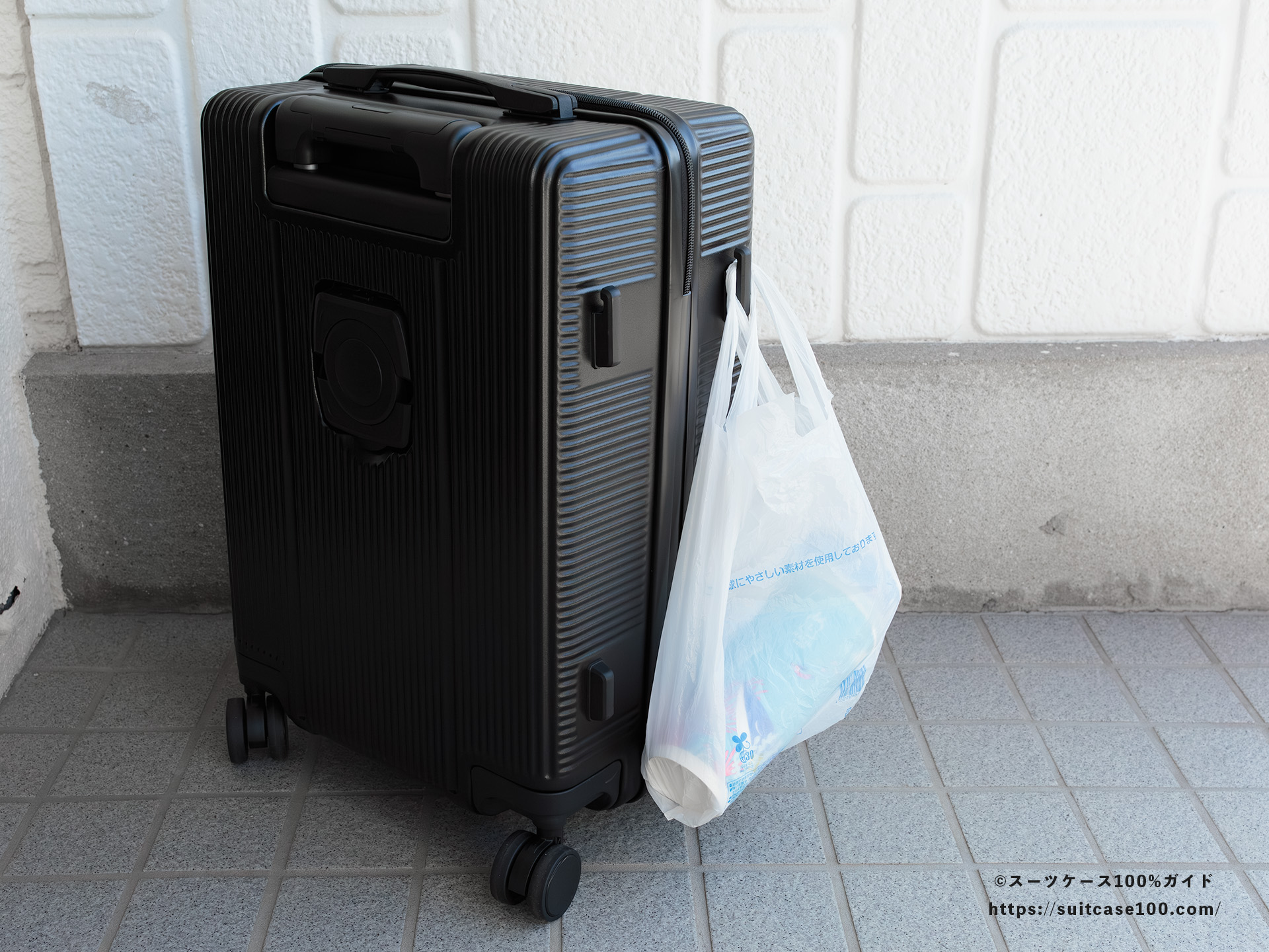 3COINS(スリーコインズ) 機内持ち込みサイズスーツケース 荷物をかけるフックレビュー Sサイズのレジ袋をかけている図