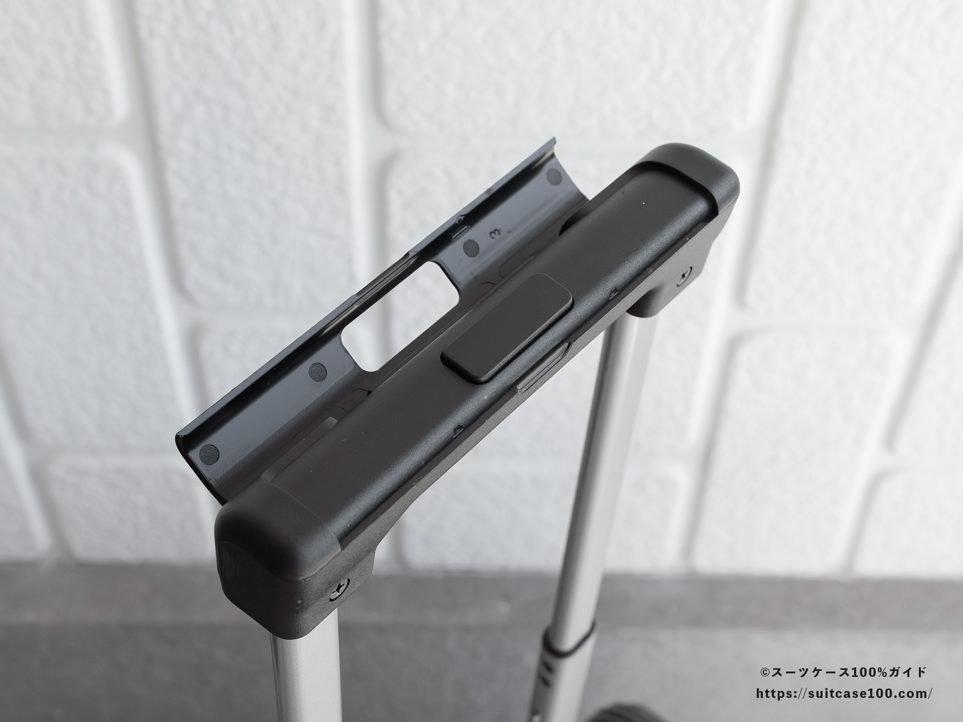 3COINS(スリーコインズ) 機内持ち込みサイズスーツケース スマホスタンドレビュー 開けた状態