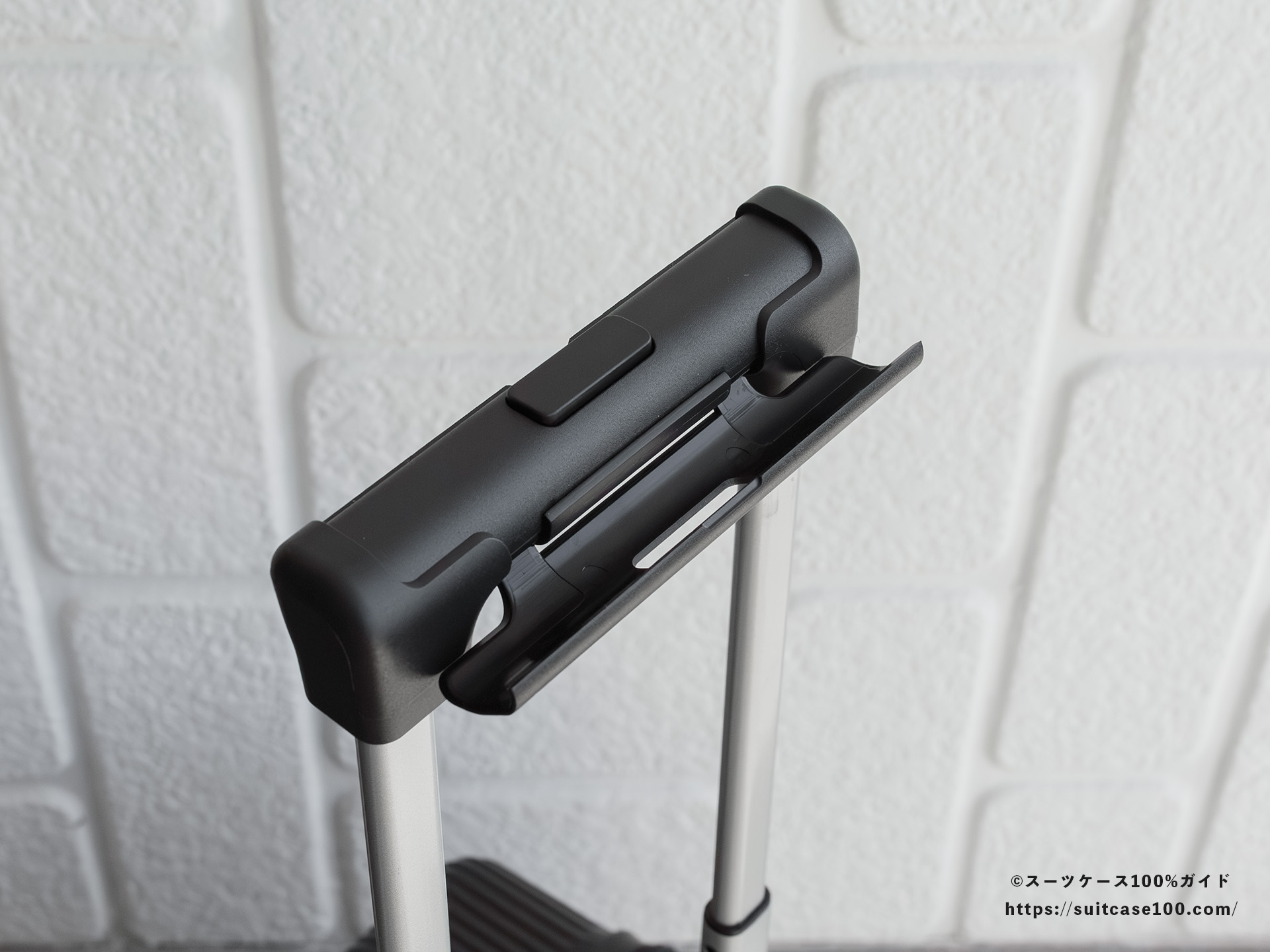 3COINS(スリーコインズ) 機内持ち込みサイズスーツケース スマホスタンドレビュー 開けた状態