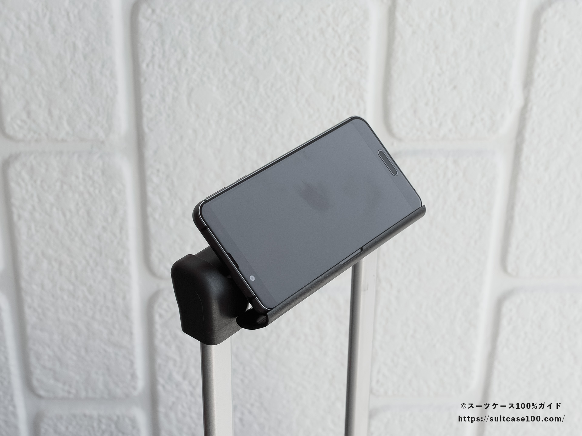 3COINS(スリーコインズ) 機内持ち込みサイズスーツケース スマホスタンドレビュー スマホを置いた図