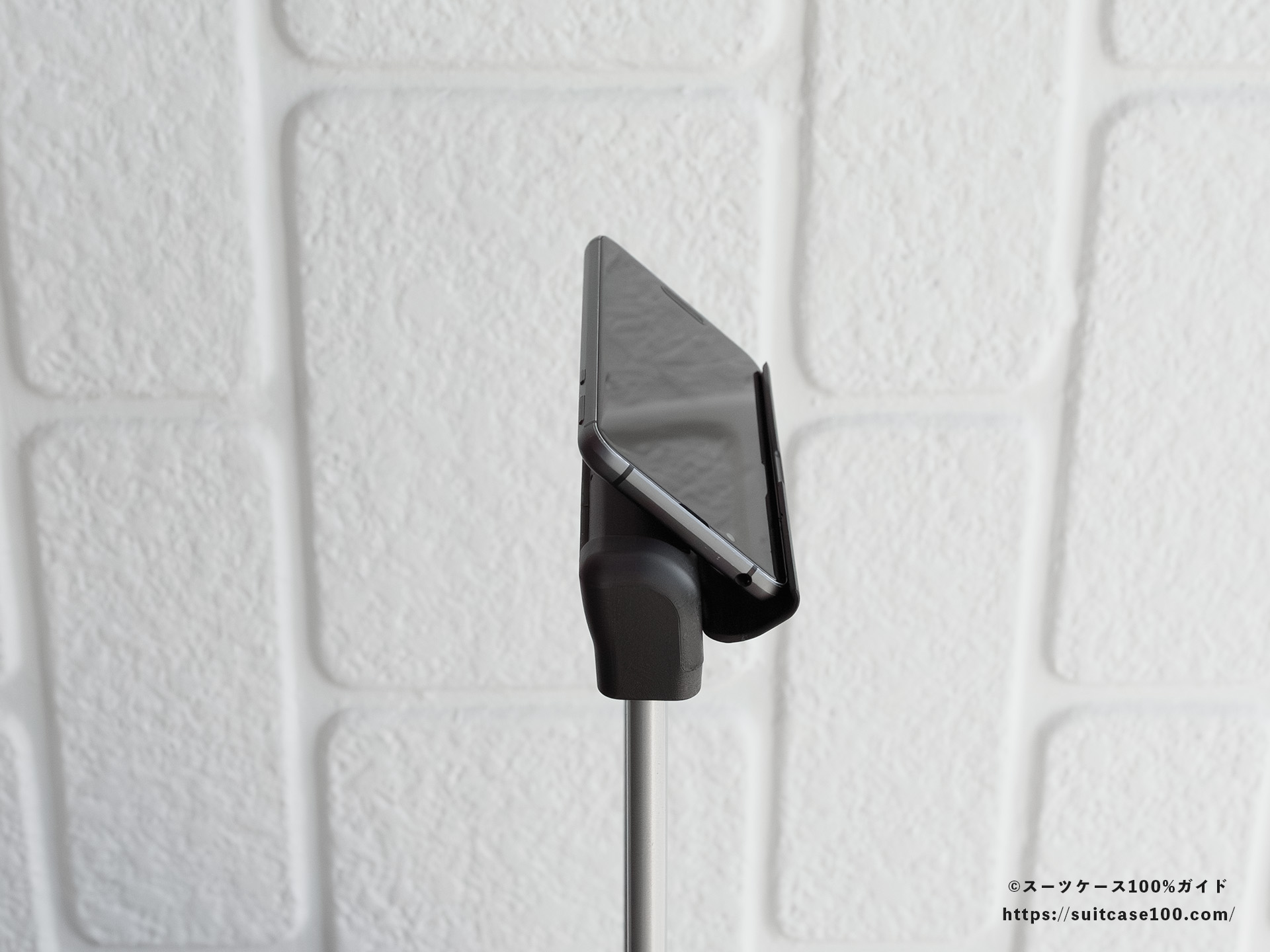 3COINS(スリーコインズ) 機内持ち込みサイズスーツケース スマホスタンドレビュー スマホを置いて横から見た図
