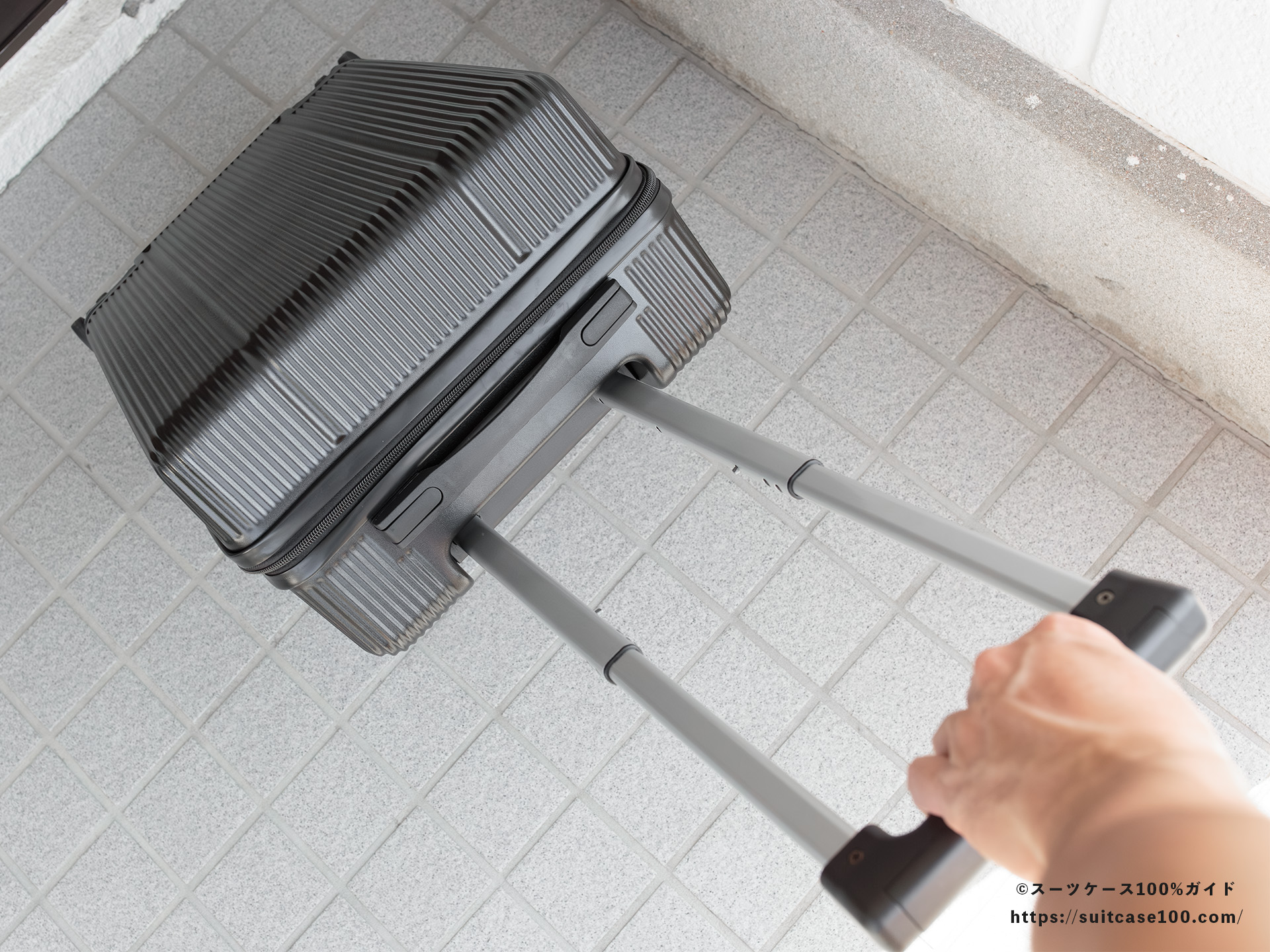 3COINS(スリーコインズ) 機内持ち込みサイズスーツケース レビュー 実際に転がして使っている図
