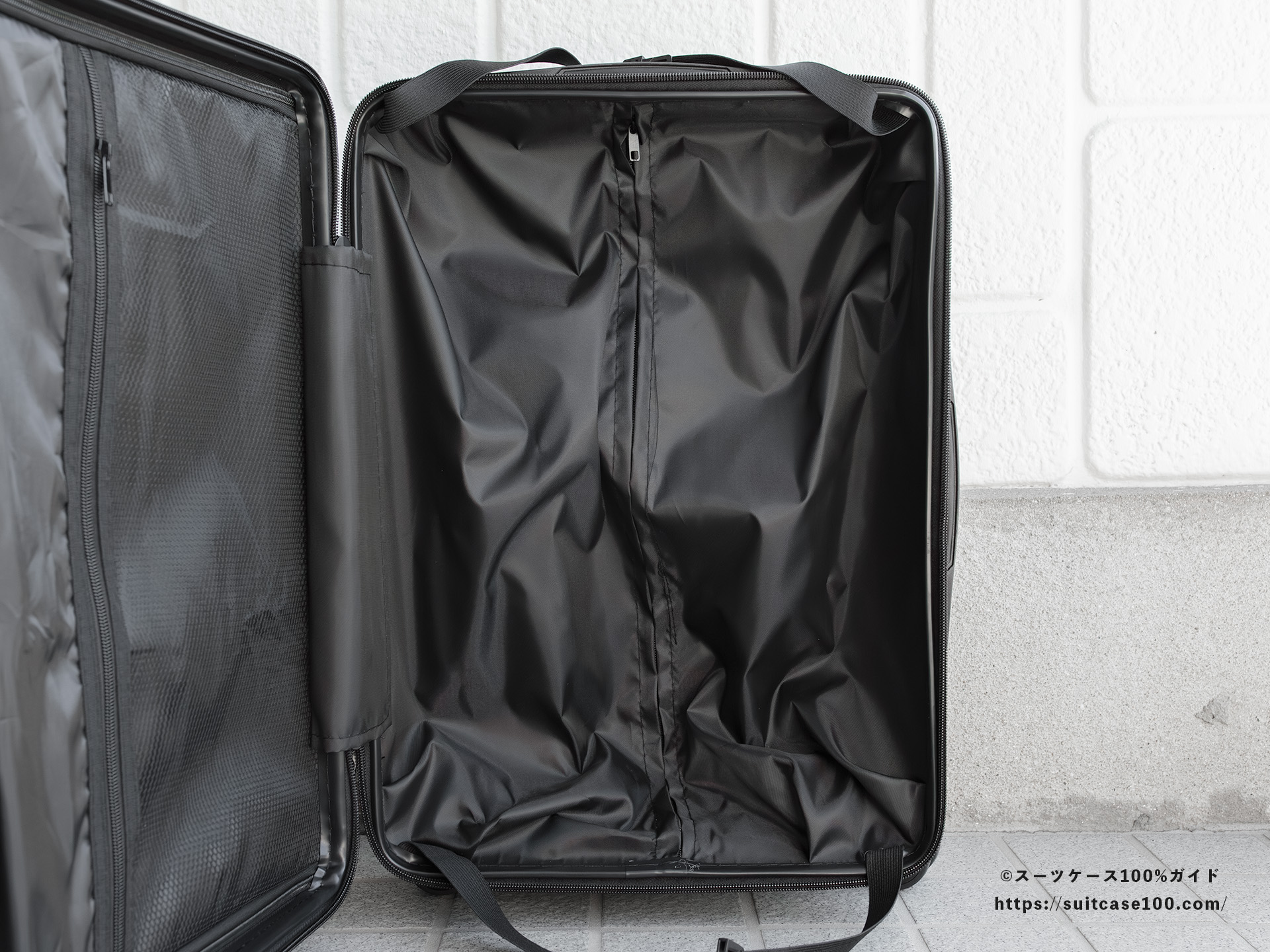 3COINS(スリーコインズ) 機内持ち込みサイズスーツケース 内装レビュー 右側 Xバンドを外した状態