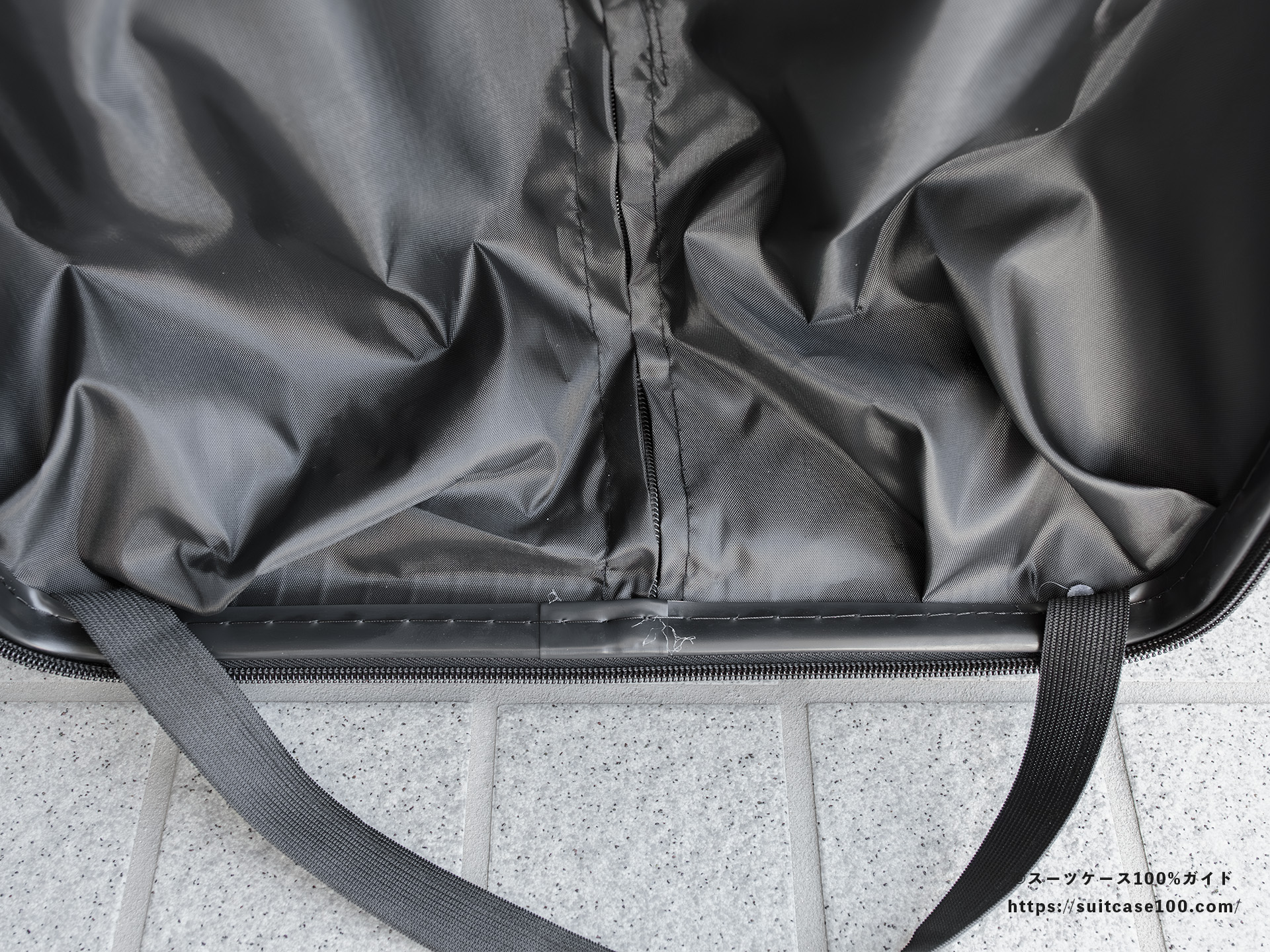 3COINS(スリーコインズ) 機内持ち込みサイズスーツケース 内装レビュー 右側下部