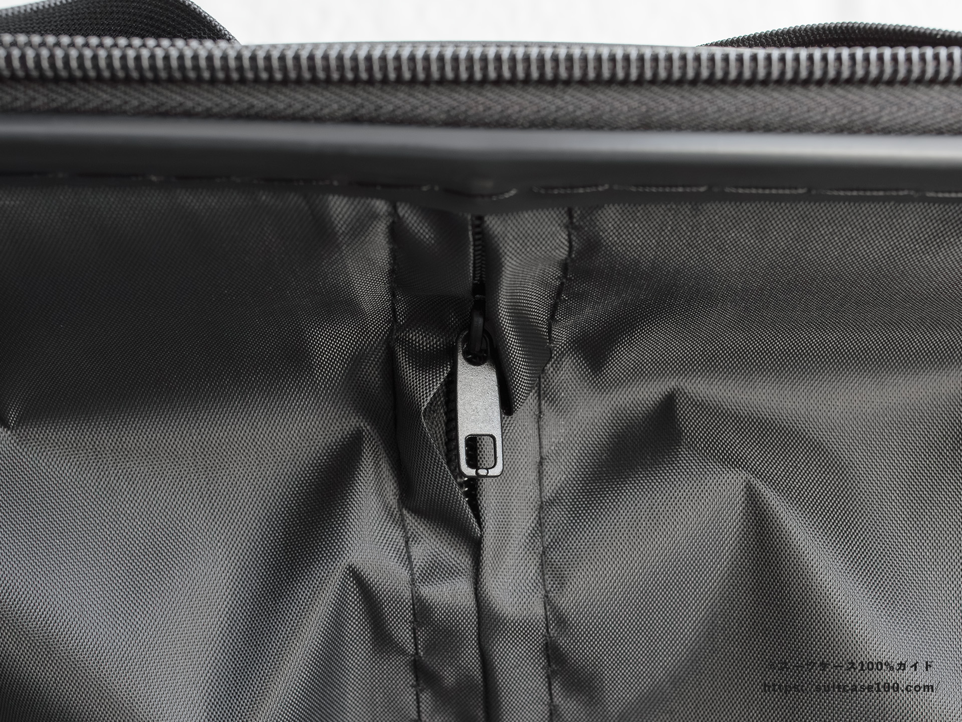 3COINS(スリーコインズ) 機内持ち込みサイズスーツケース 内装レビュー 右側メンテナンスファスナー