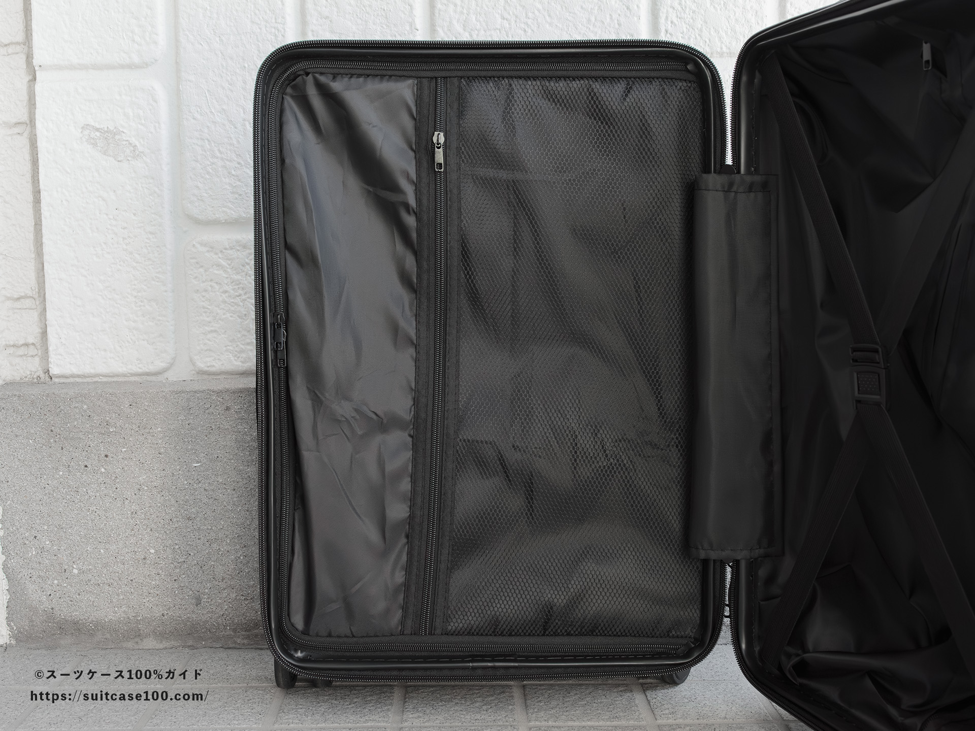 3COINS(スリーコインズ) 機内持ち込みサイズスーツケース 内装レビュー 左側仕切り