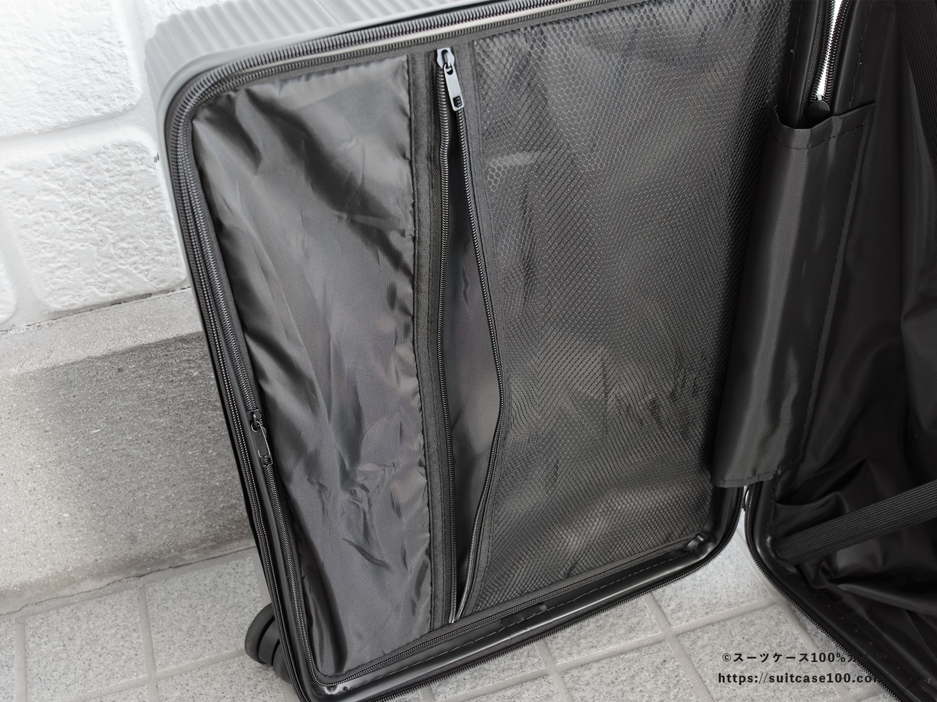 3COINS(スリーコインズ) 機内持ち込みサイズスーツケース 内装レビュー 左側仕切りのポケットを開けた図