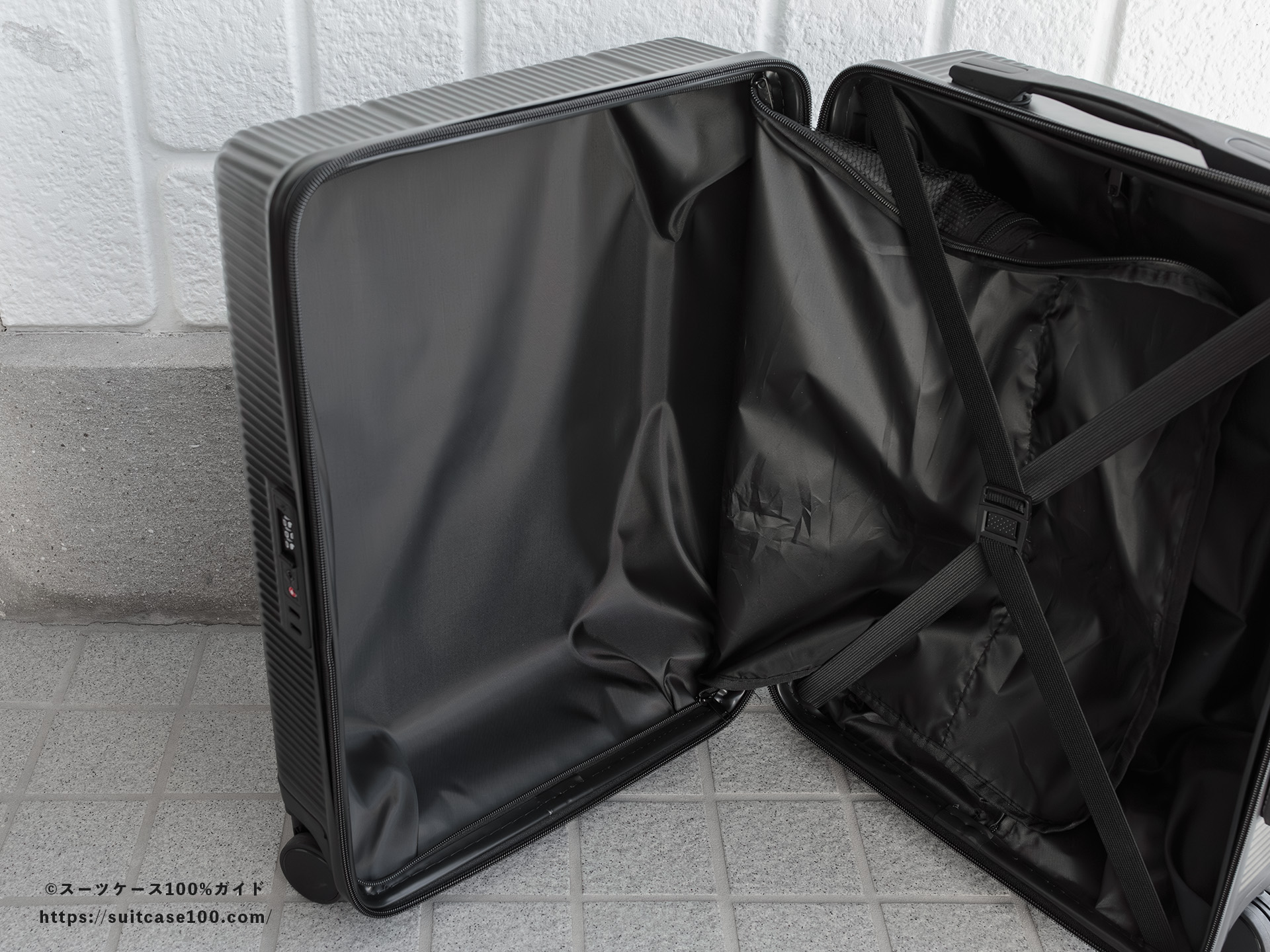 3COINS(スリーコインズ) 機内持ち込みサイズスーツケース 内装レビュー 左側仕切りを開けた図