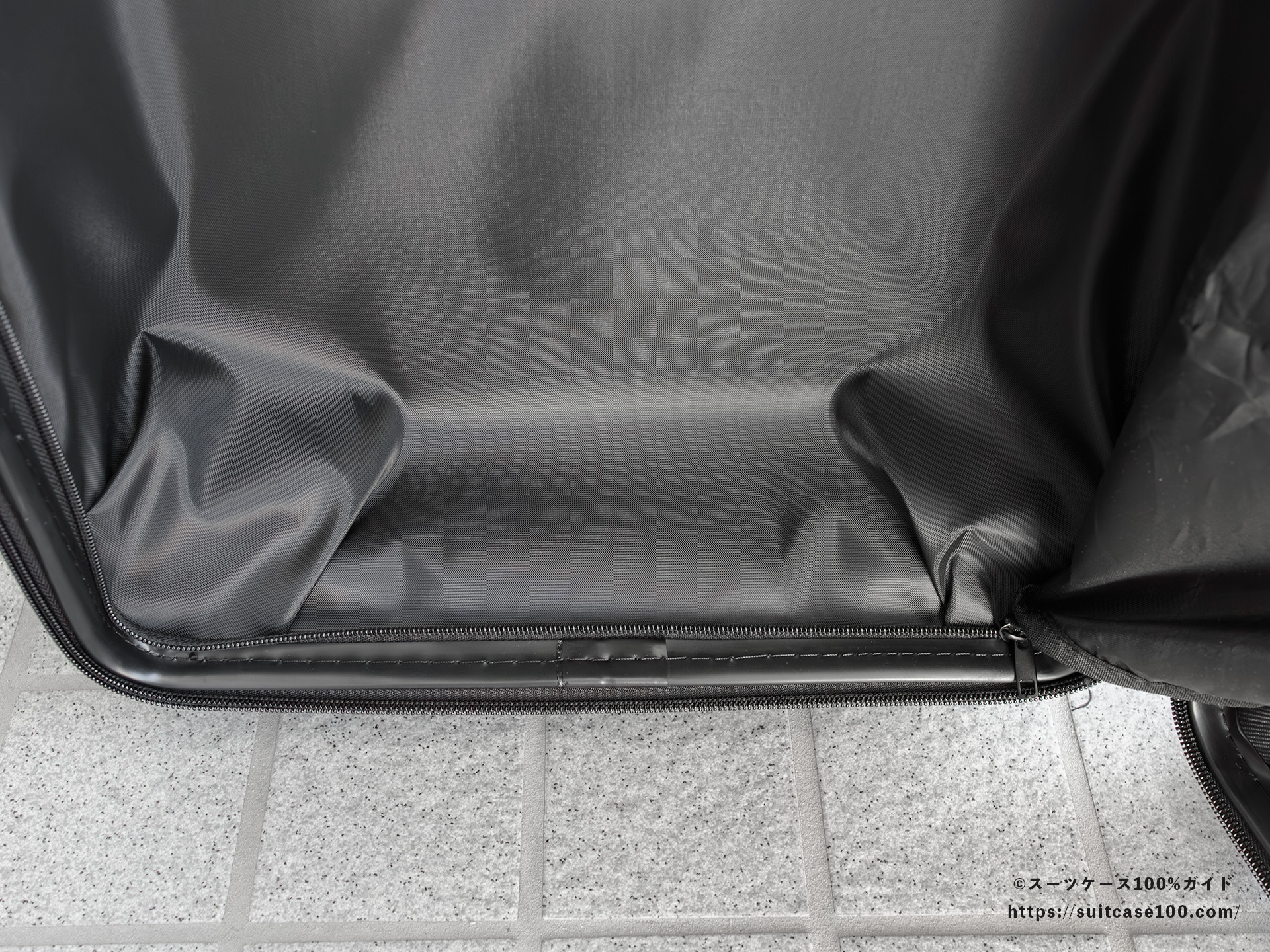 3COINS(スリーコインズ) 機内持ち込みサイズスーツケース 内装レビュー 左側下部