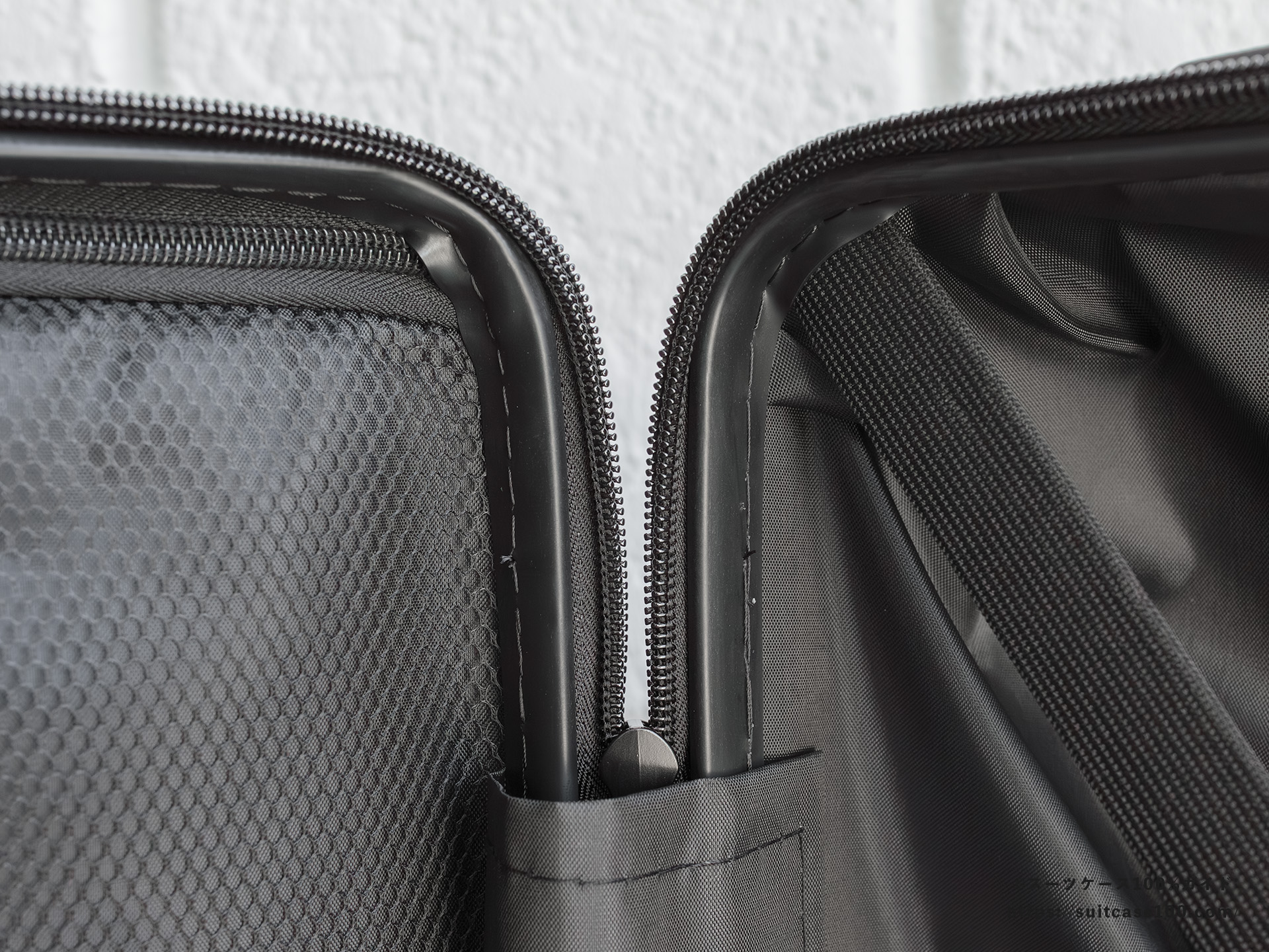 3COINS(スリーコインズ) 機内持ち込みサイズスーツケース 内装レビュー 合わせ面のカバー上部