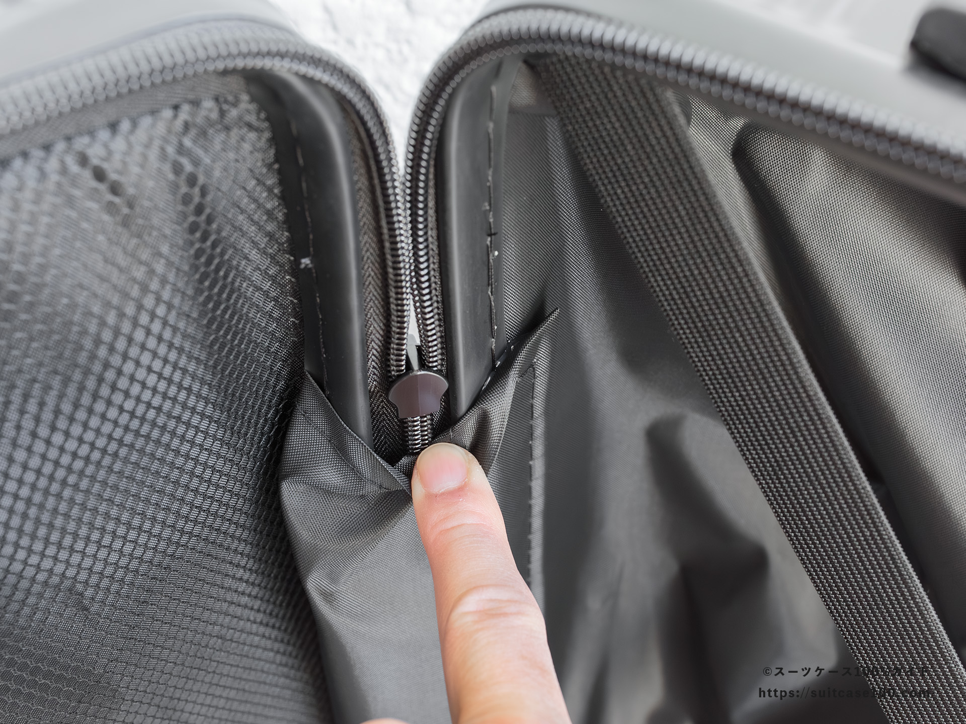 3COINS(スリーコインズ) 機内持ち込みサイズスーツケース 内装レビュー 合わせ面のカバーの接着固定
