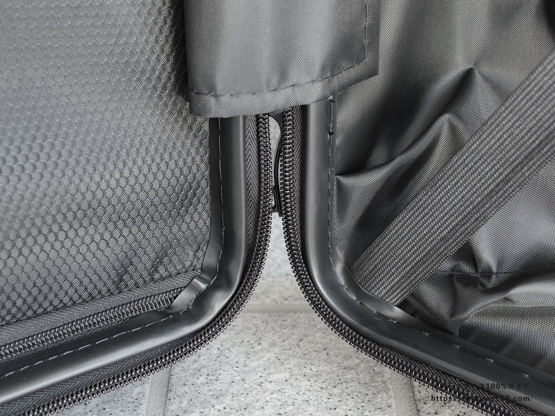 3COINS(スリーコインズ) 機内持ち込みサイズスーツケース 内装レビュー 合わせ面のカバー下部