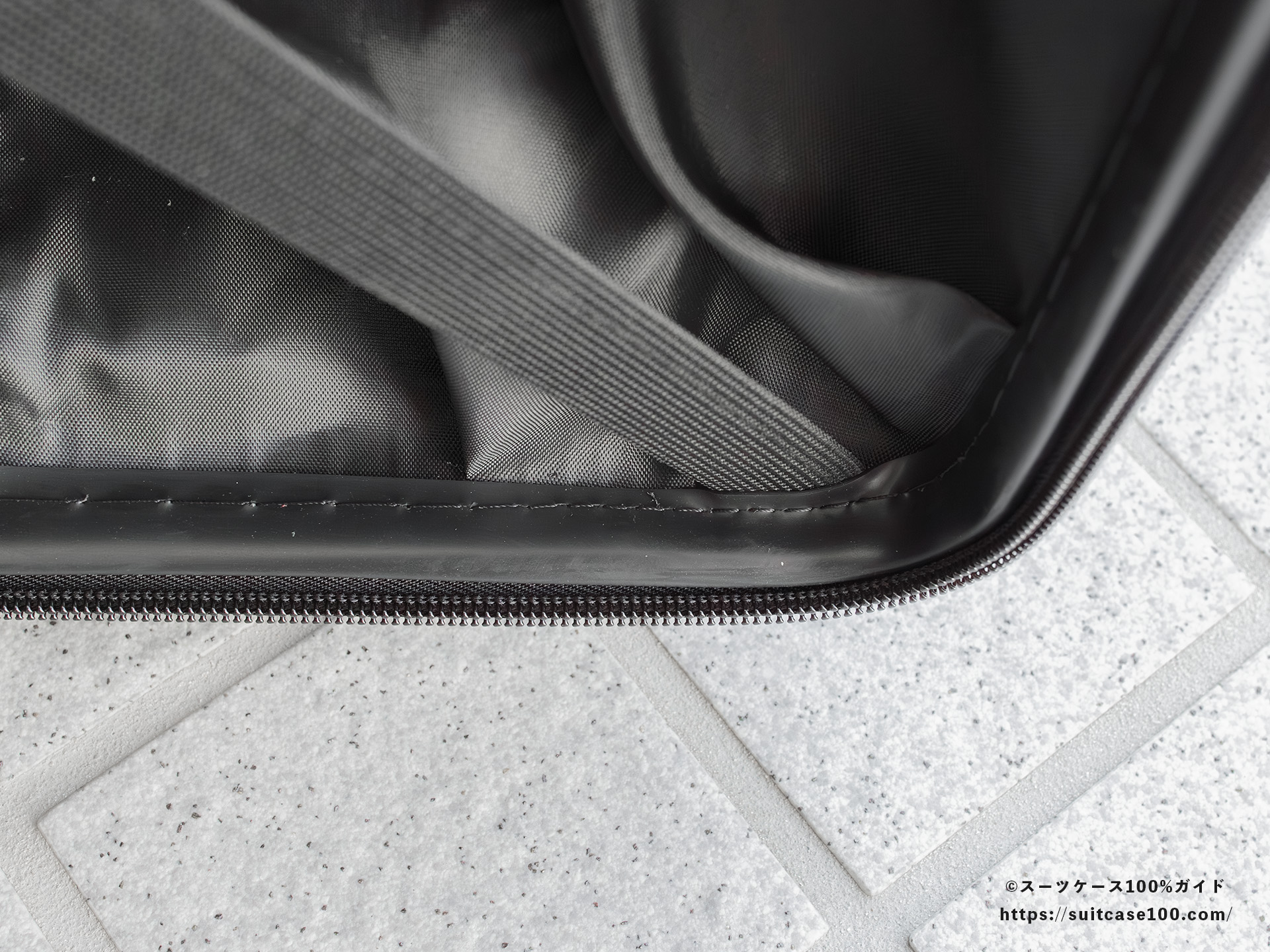 3COINS(スリーコインズ) 機内持ち込みサイズスーツケース 内装レビュー 縫製の悪い部分