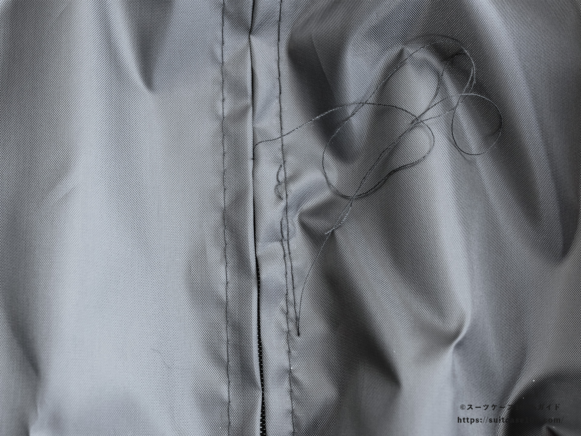 3COINS(スリーコインズ) 機内持ち込みサイズスーツケース 内装レビュー 縫製の失敗部分