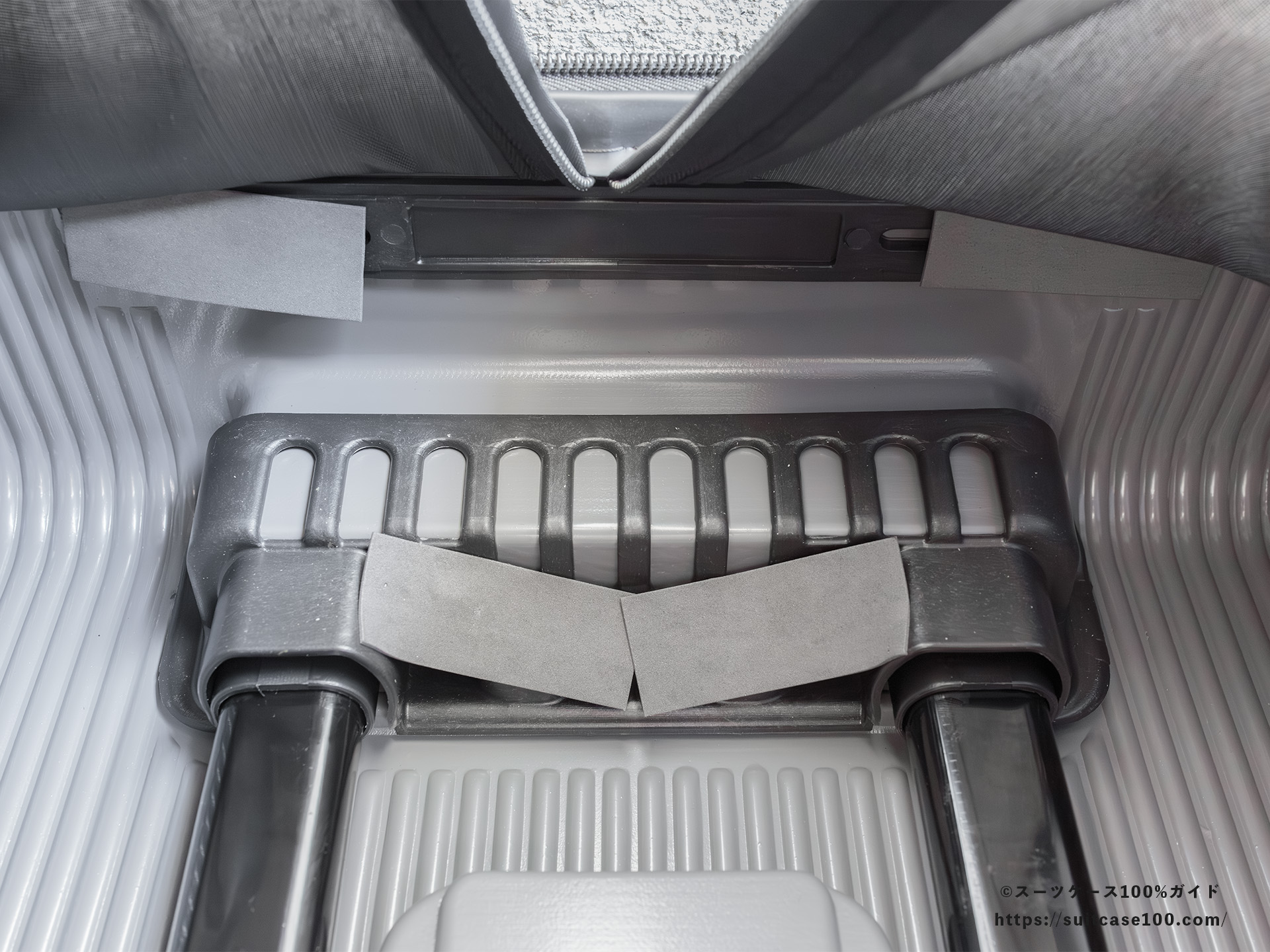 3COINS(スリーコインズ) 機内持ち込みサイズスーツケース 内部レビュー トップハンドルとキャリーハンドル固定部