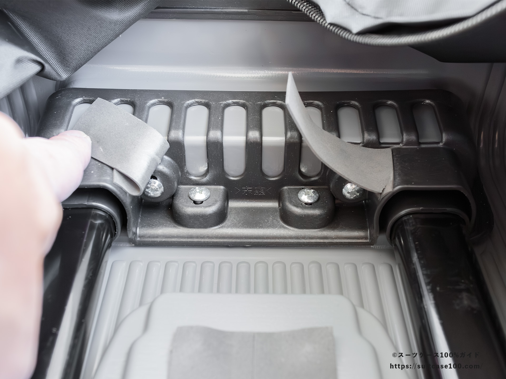 3COINS(スリーコインズ) 機内持ち込みサイズスーツケース 内部レビュー キャリーハンドル固定部