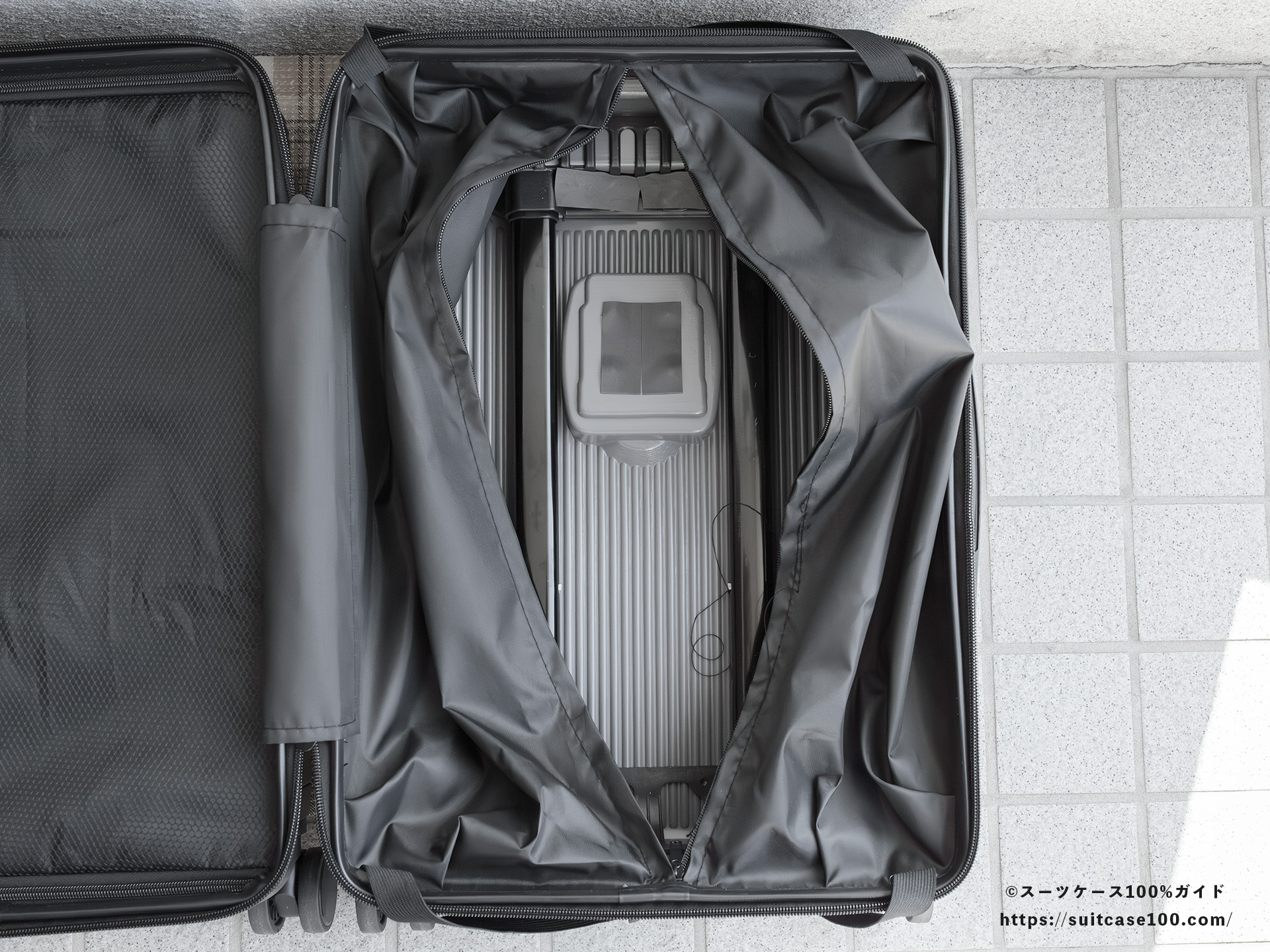 3COINS(スリーコインズ) 機内持ち込みサイズスーツケース 内部レビュー メンテナンスファスナーを開けた状態