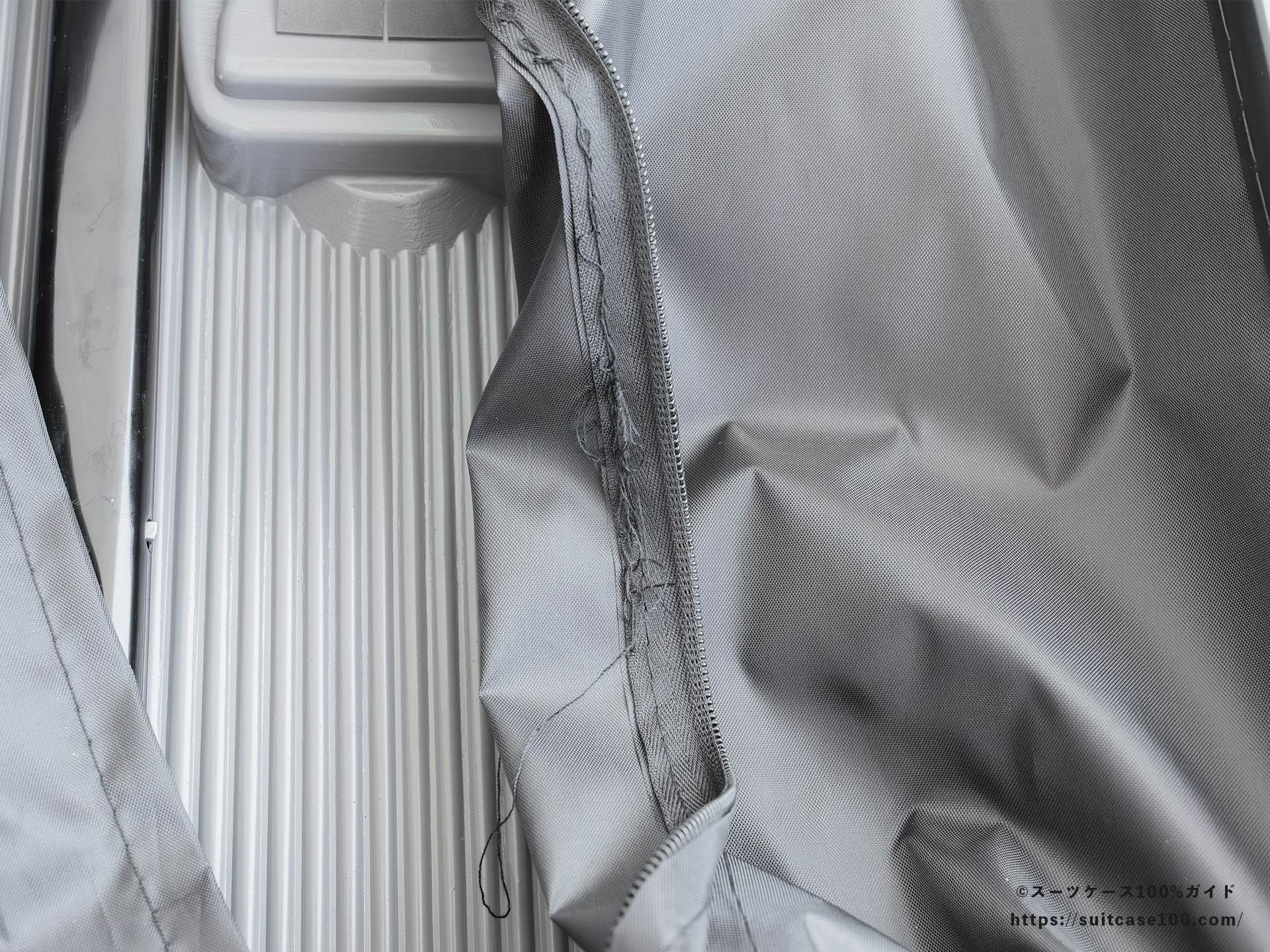 3COINS(スリーコインズ) 機内持ち込みサイズスーツケース 内装レビュー 縫製の失敗部分裏側