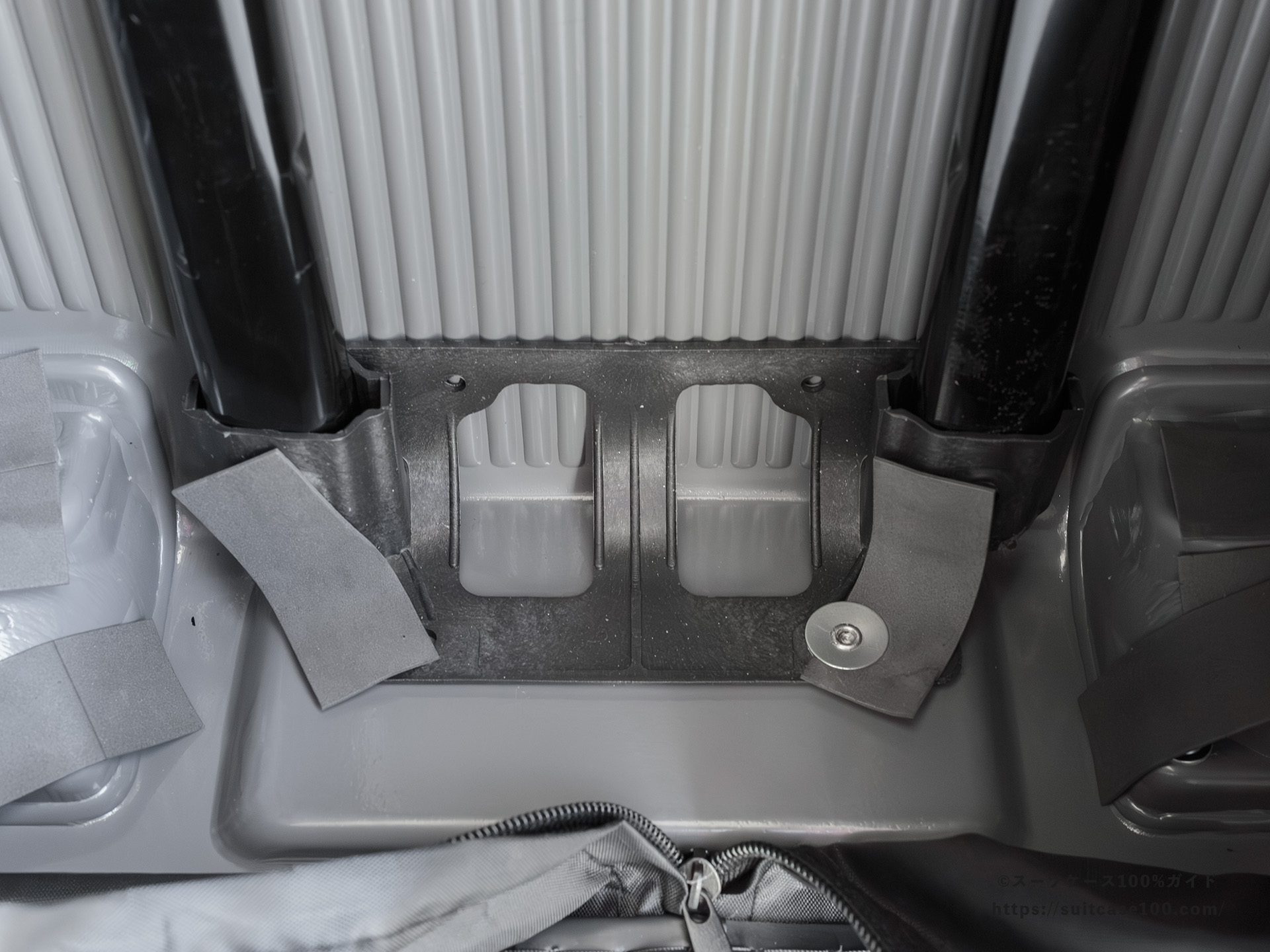 3COINS(スリーコインズ) 機内持ち込みサイズスーツケース 内部レビュー キャリーバー固定部