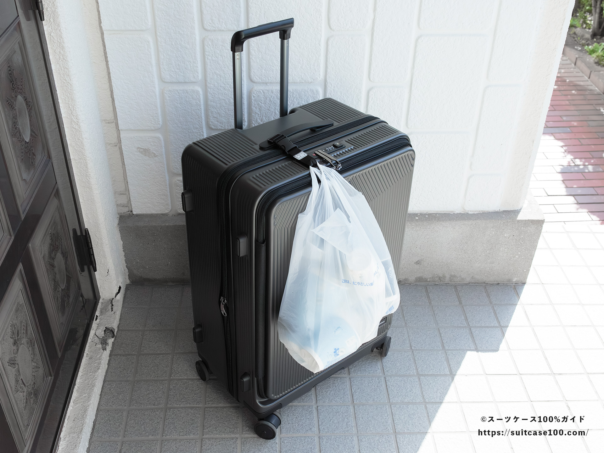 ダイソー スーツケースと手荷物まとめベルト レビュー Sサイズのスーツケースに装着してレジ袋をかけた全体図