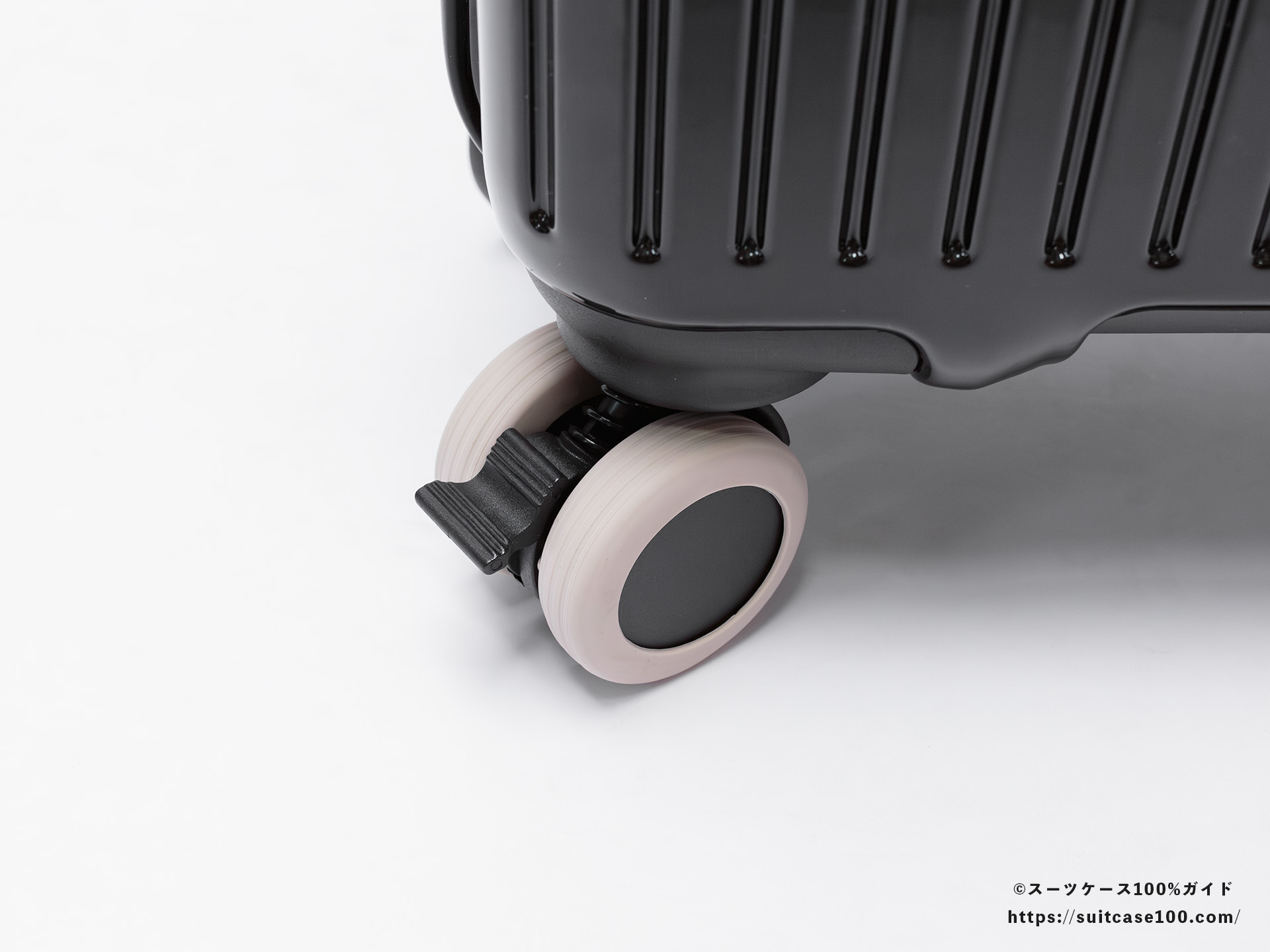 LIXIA COROKA キャスターカバー レビュー スーツケースに装着した状態の外観