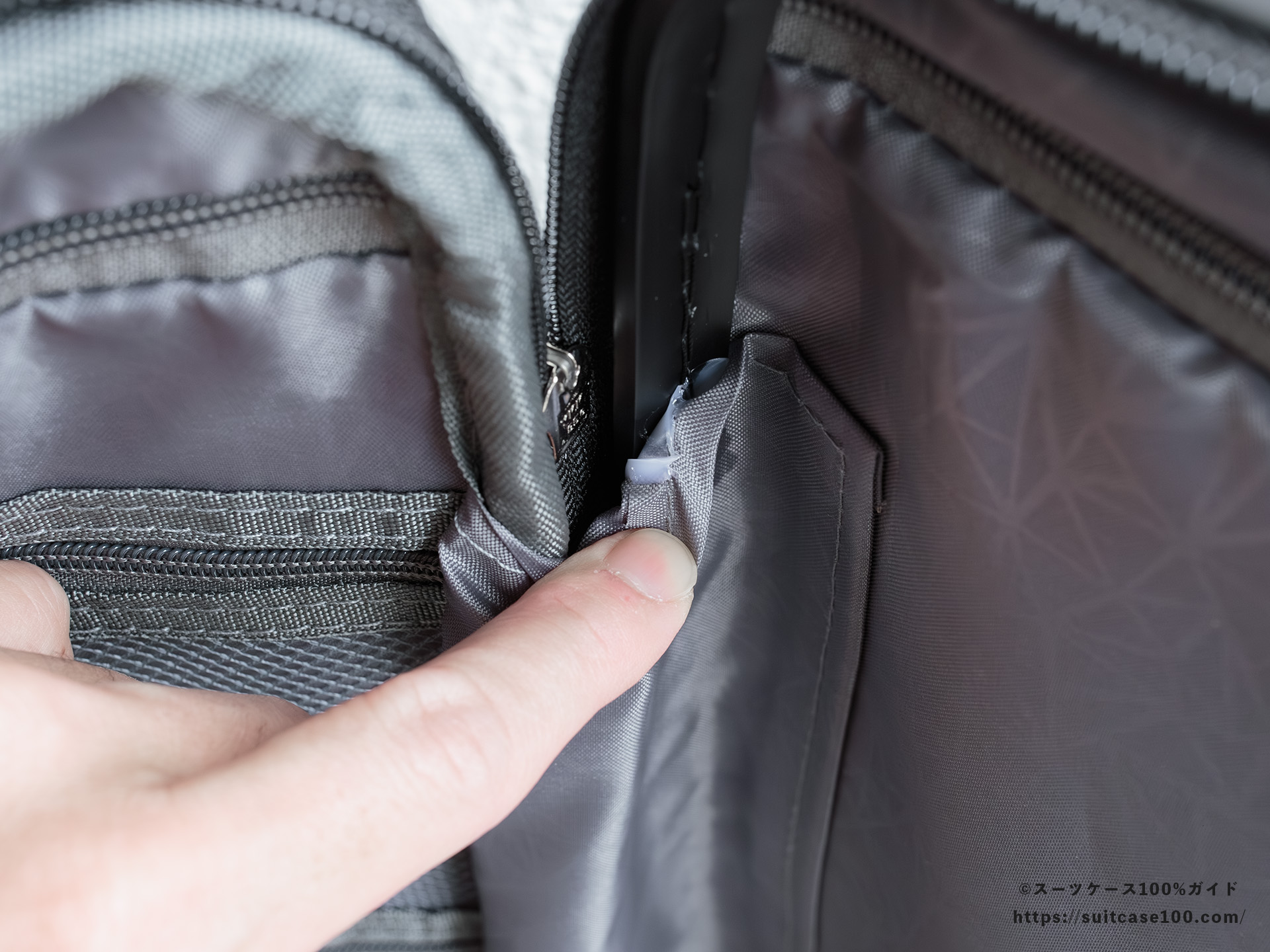 Soolom L888 内装レビュー 合わせ面のカバーの接着剤