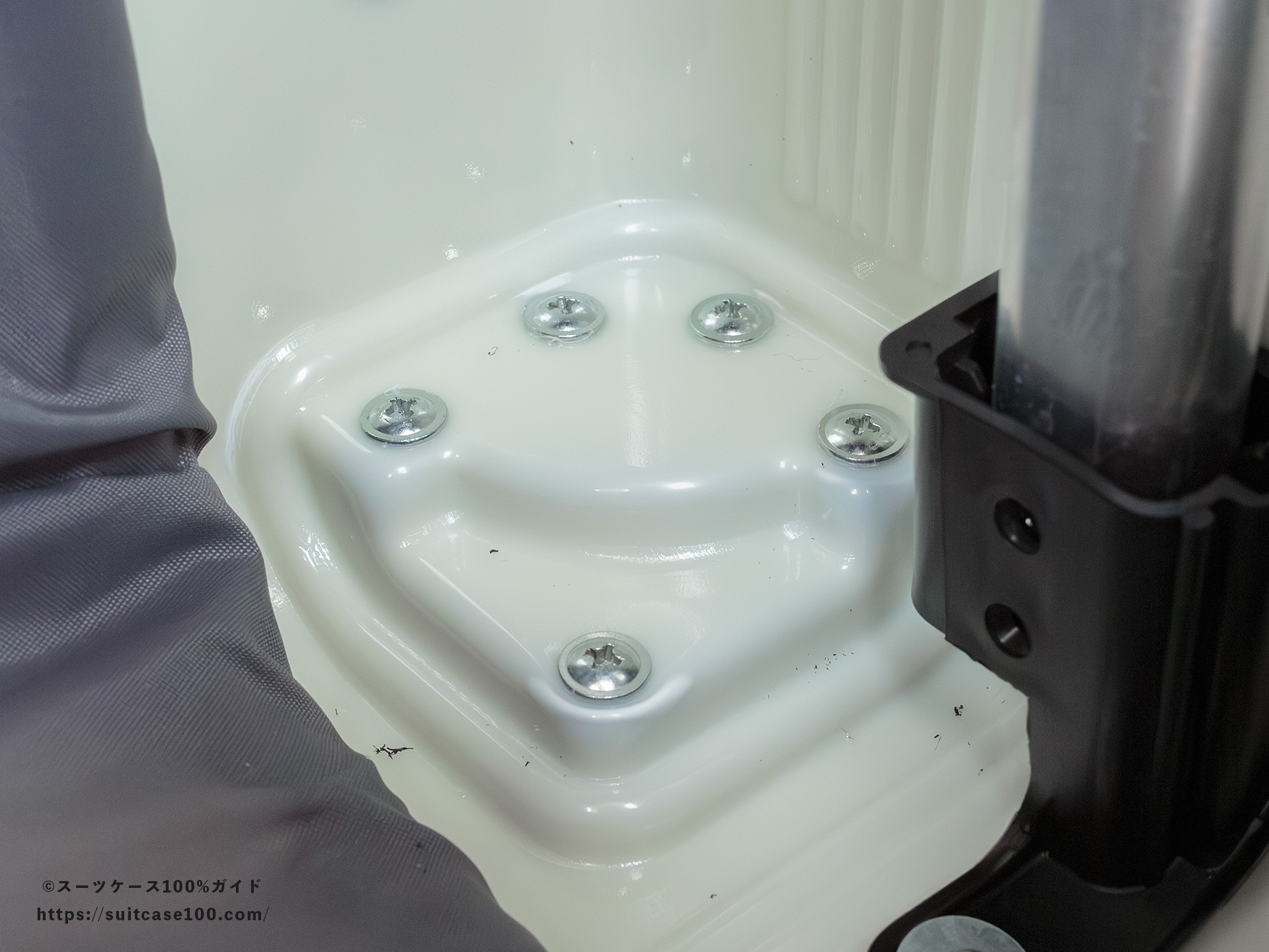 Soolom L888 内部レビュー キャスター固定部