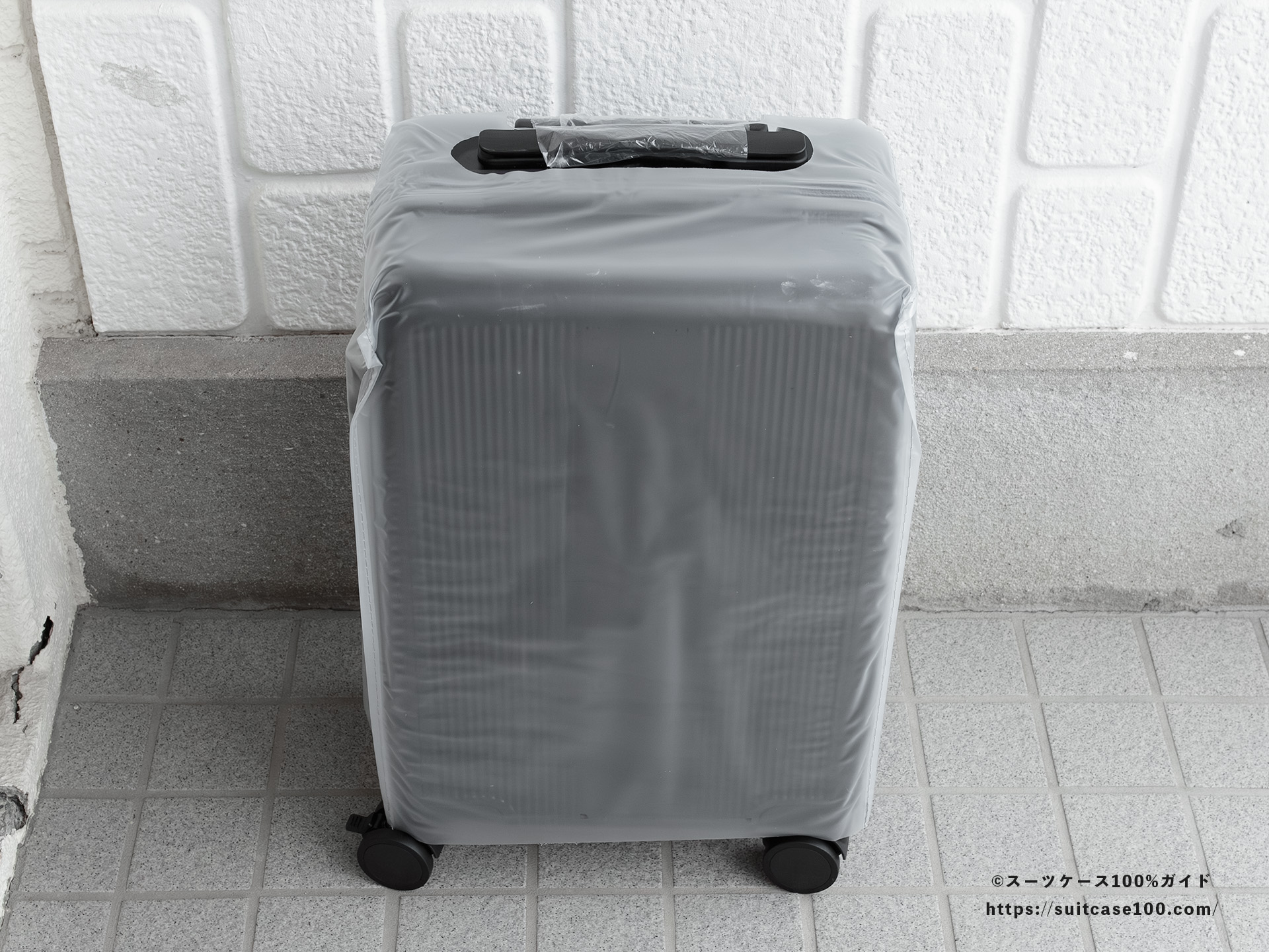 Soolom L888 レビュー 付属のPVC製本体カバーを装着した図