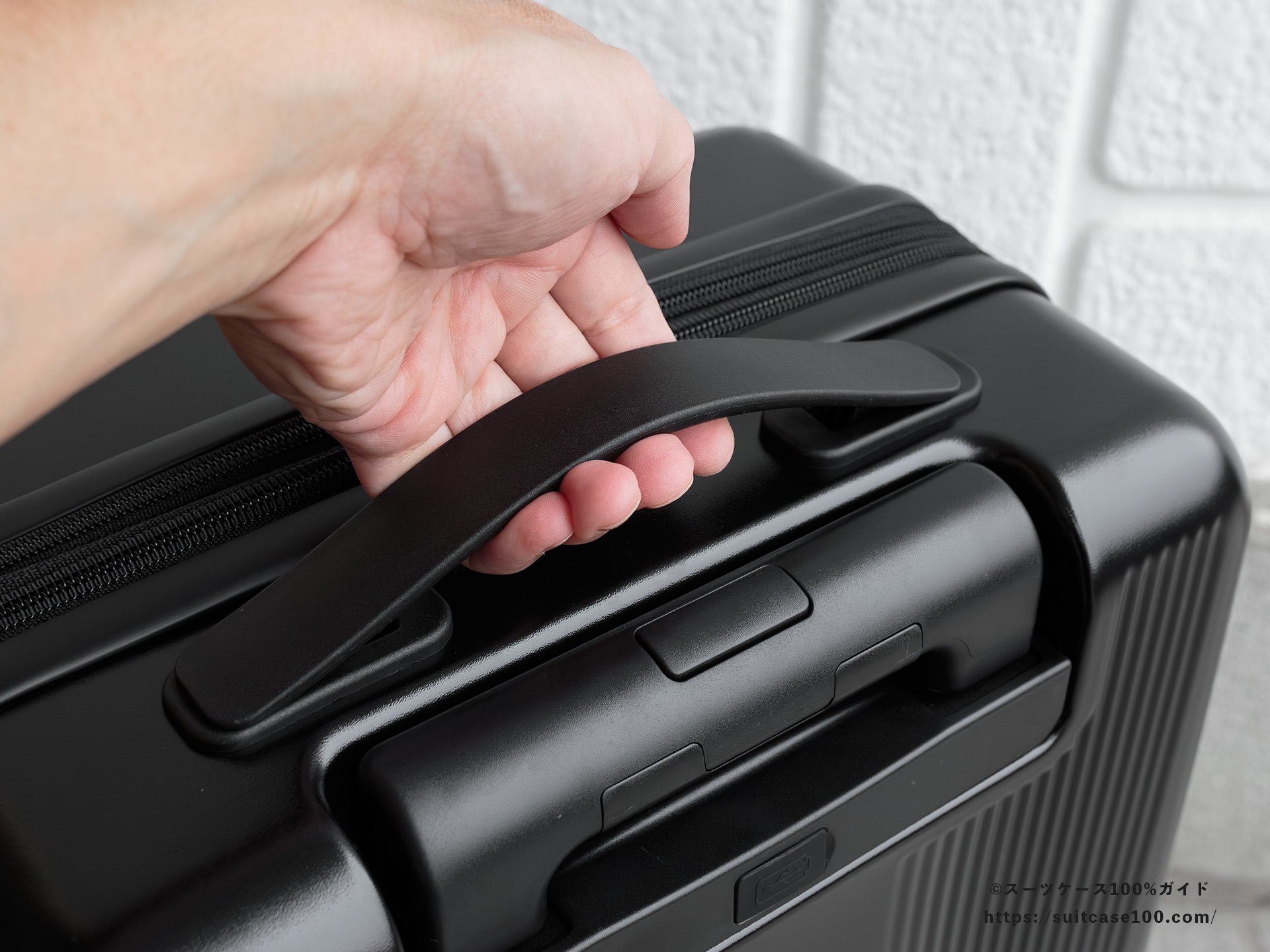 Soolom L888 トップハンドルレビュー 手で持っている図