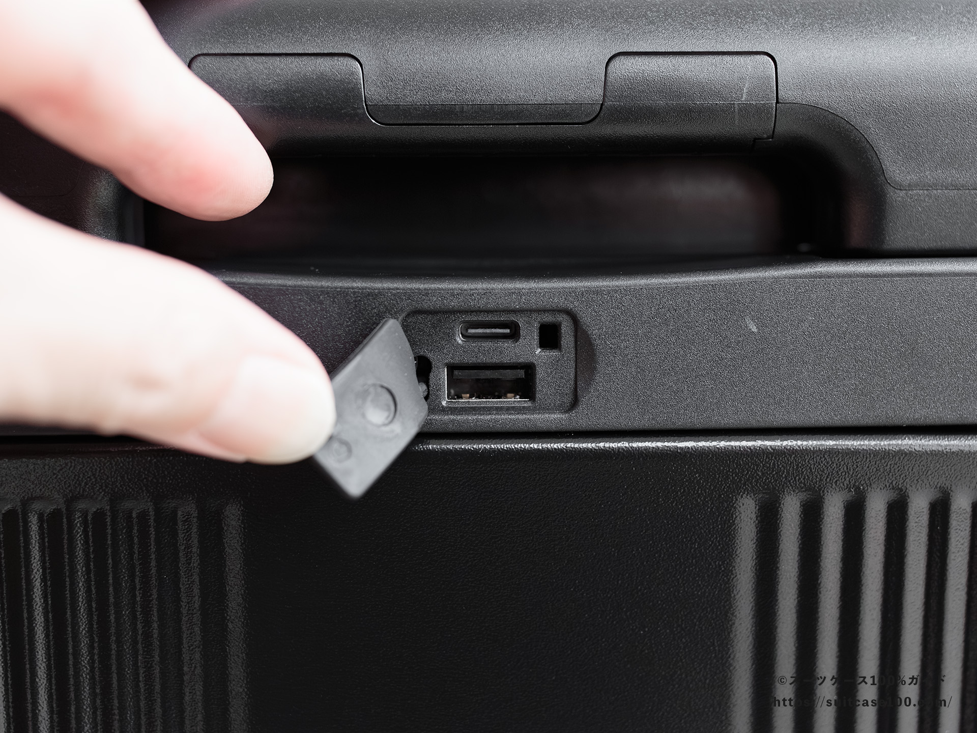 Soolom L888 USBポートレビュー 蓋を開けた状態