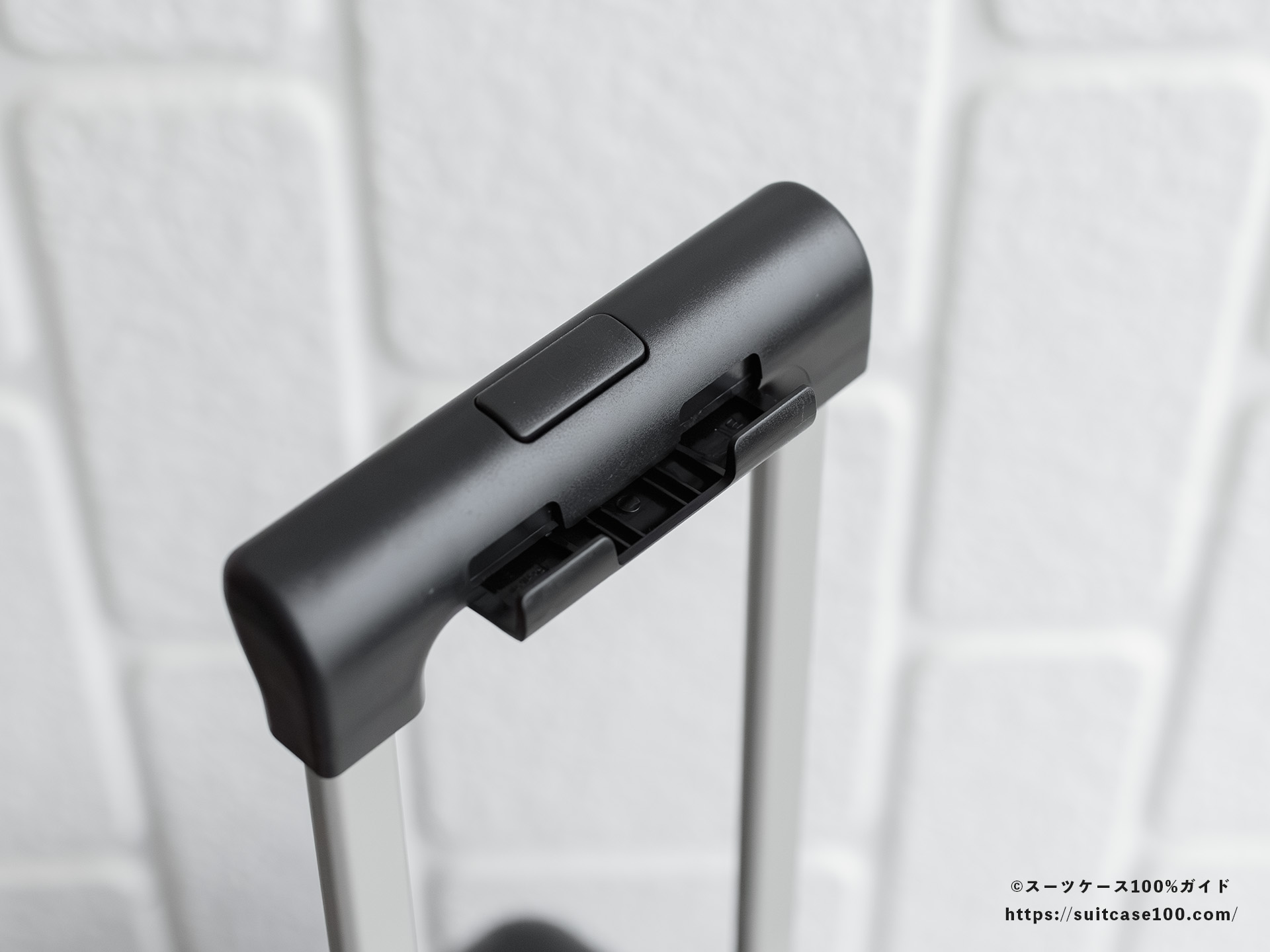 Soolom L888 スマホスタンドレビュー 出した状態 斜めから見た図