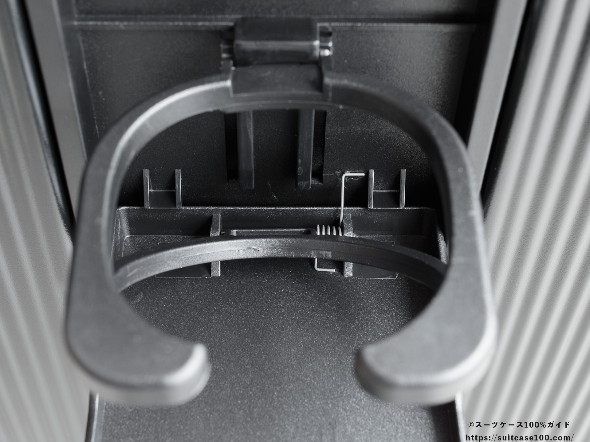 Soolom L888 ドリンクホルダーレビュー 下部のスプリング拡大