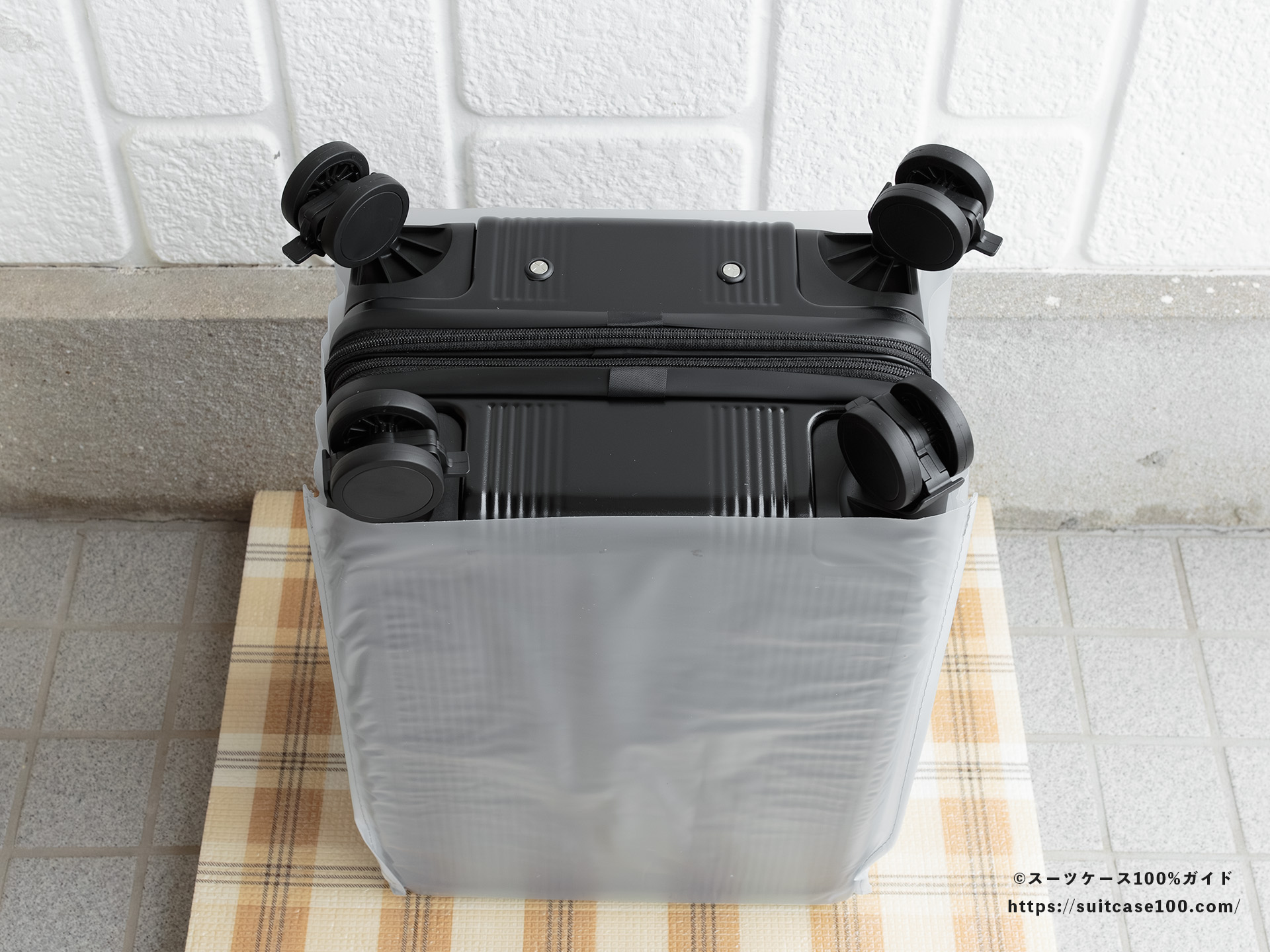 Soolom L888 レビュー 付属のPVC製本体カバーを装着した図 底面