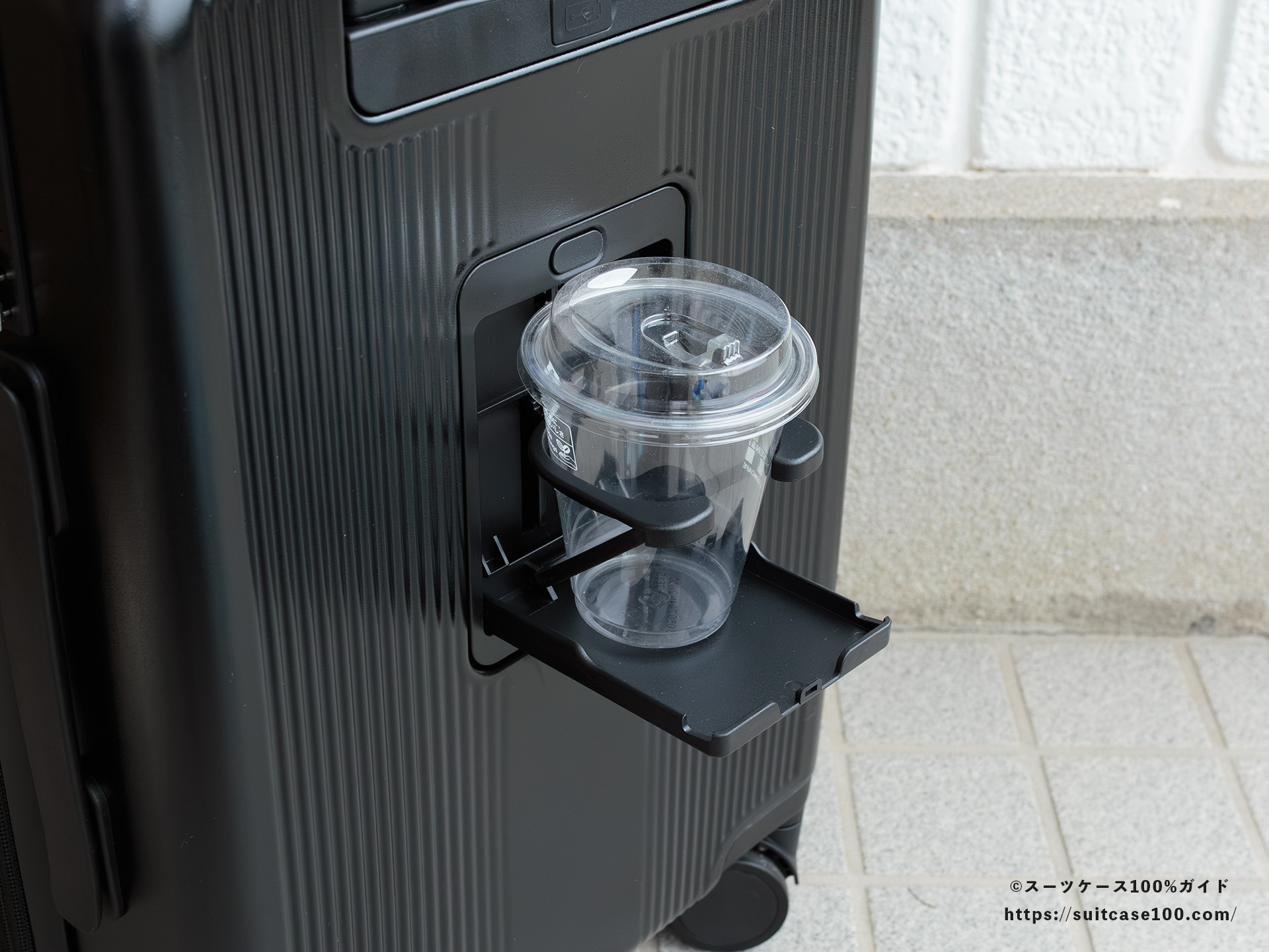 Soolom L888 ドリンクホルダーレビュー セブンイレブンのRサイズのアイスコーヒーカップを入れた図