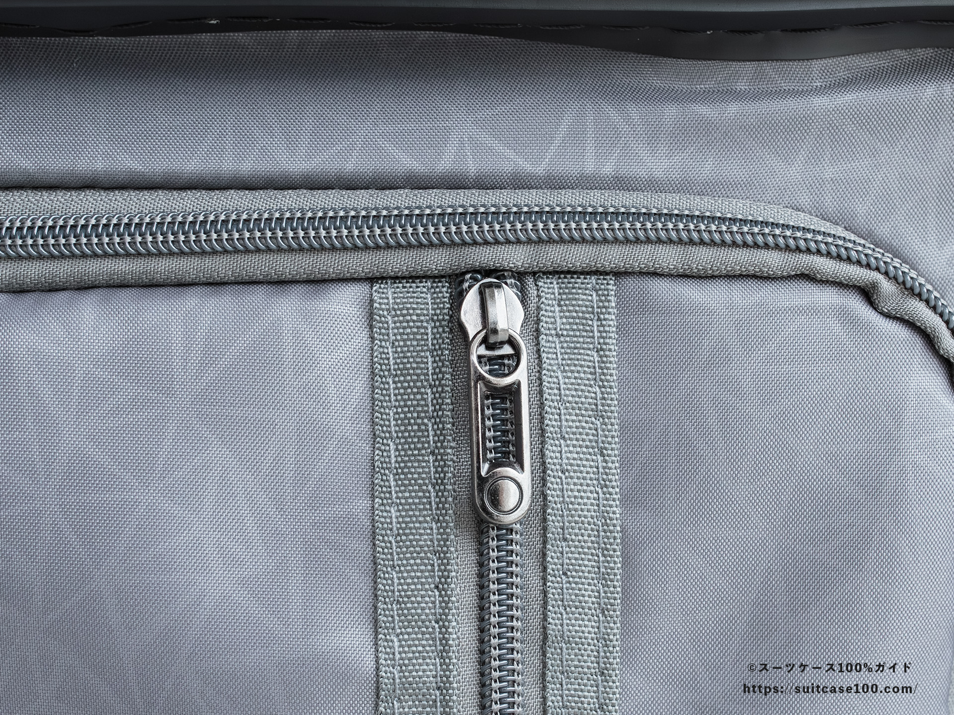 Soolom L888 内装レビュー 右側仕切り ファスナー部拡大