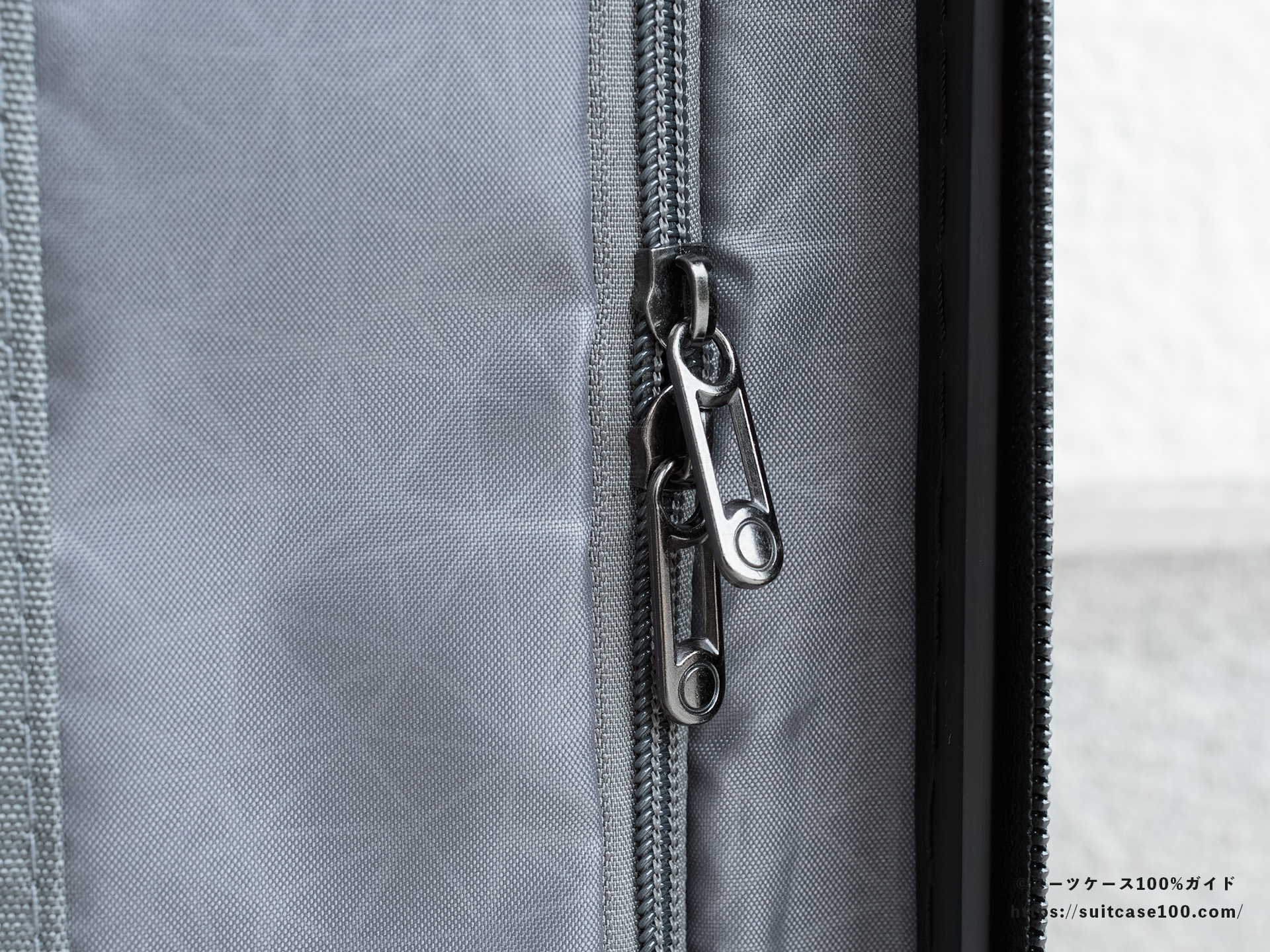 Soolom L888 内装レビュー 右側仕切り 仕切りのファスナー部拡大