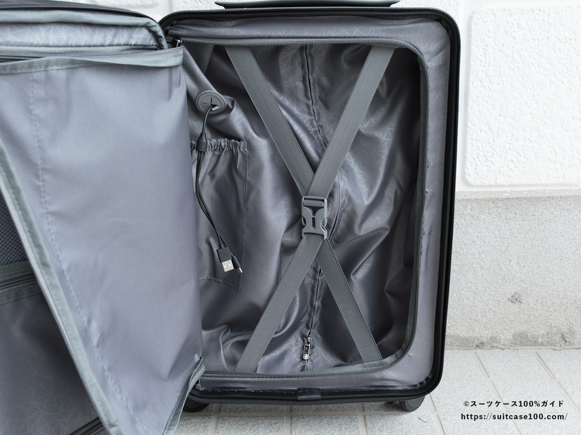 Soolom L888 内装レビュー 右側仕切りを開けた図