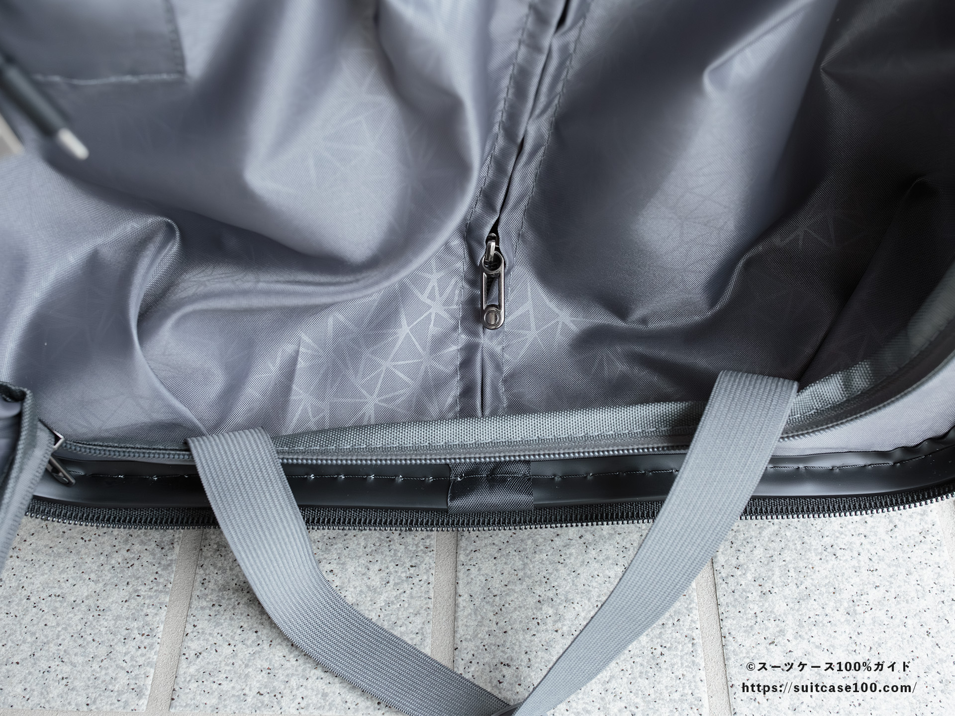 Soolom L888 内装レビュー 右側仕切り下部拡大