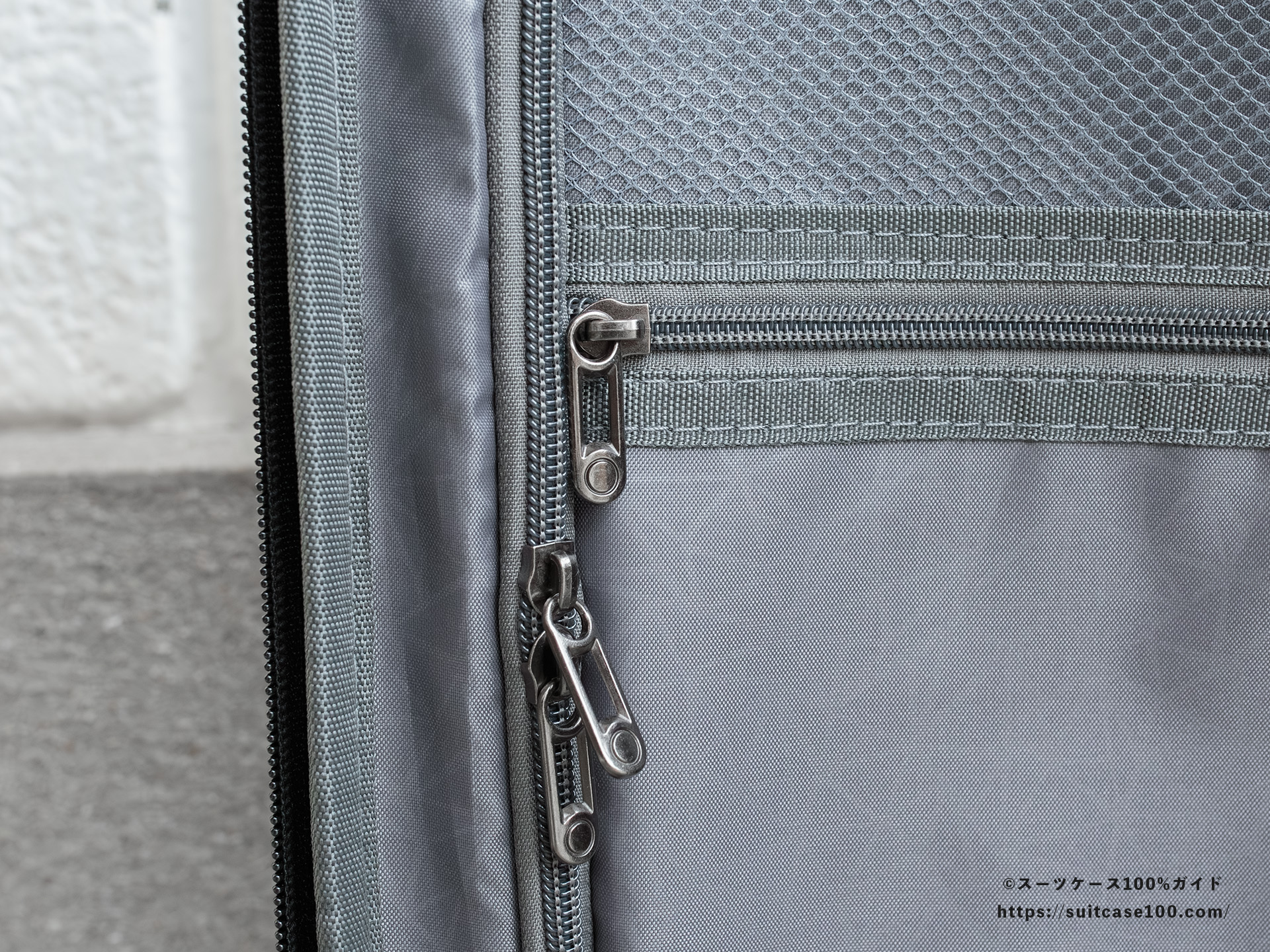 Soolom L888 内装レビュー 左側仕切り ファスナー部拡大