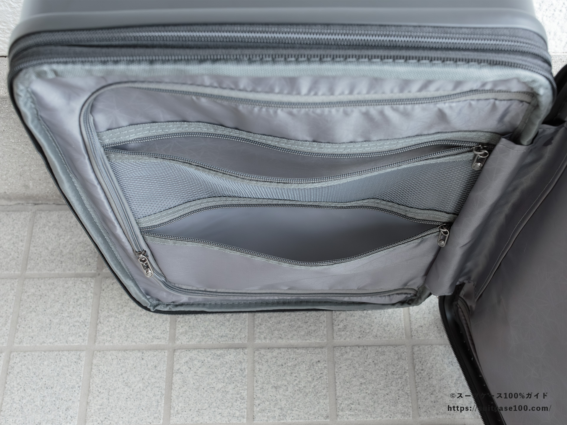 Soolom L888 内装レビュー 左側仕切りのポケットを開けた図