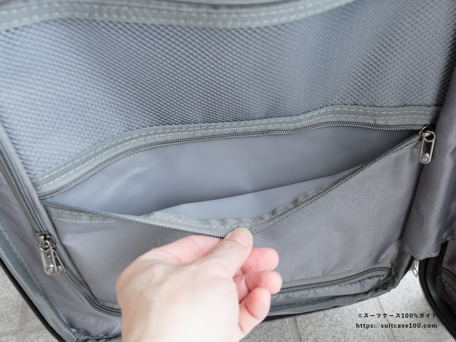 Soolom L888 内装レビュー 左側仕切りの下段のビニールポケット