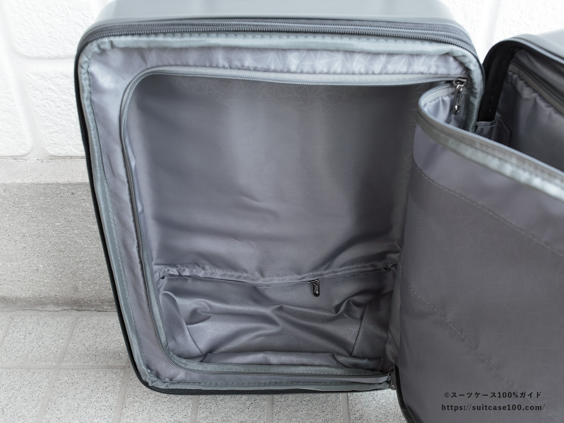 Soolom L888 内装レビュー 左側仕切りを開けた図