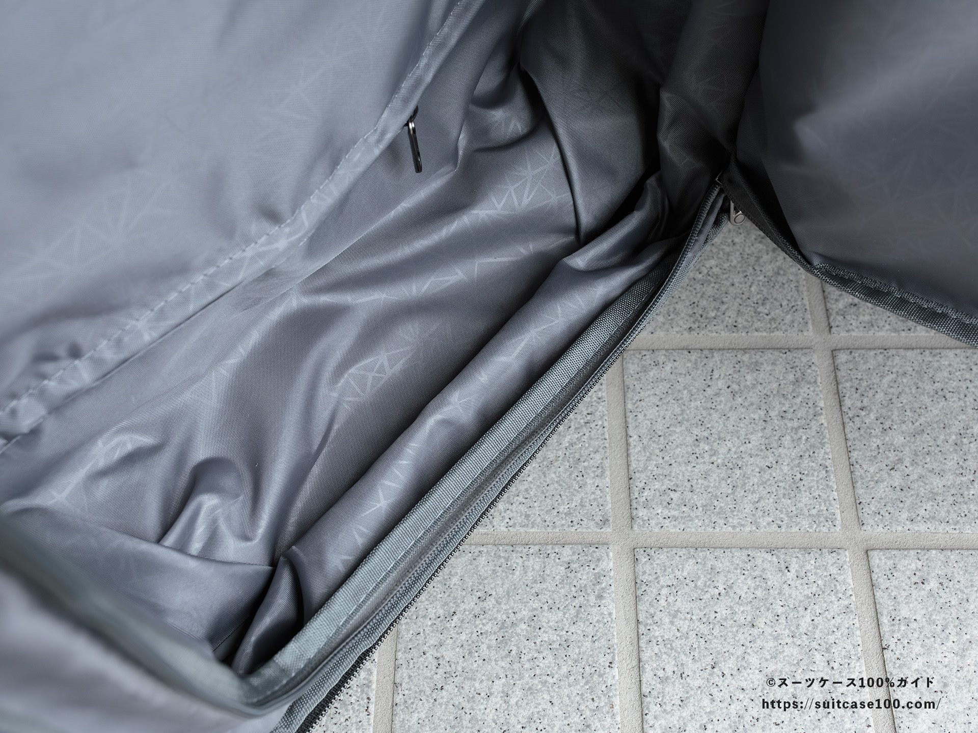 Soolom L888 内装レビュー 左側の容量拡張部の生地(非拡張状態)