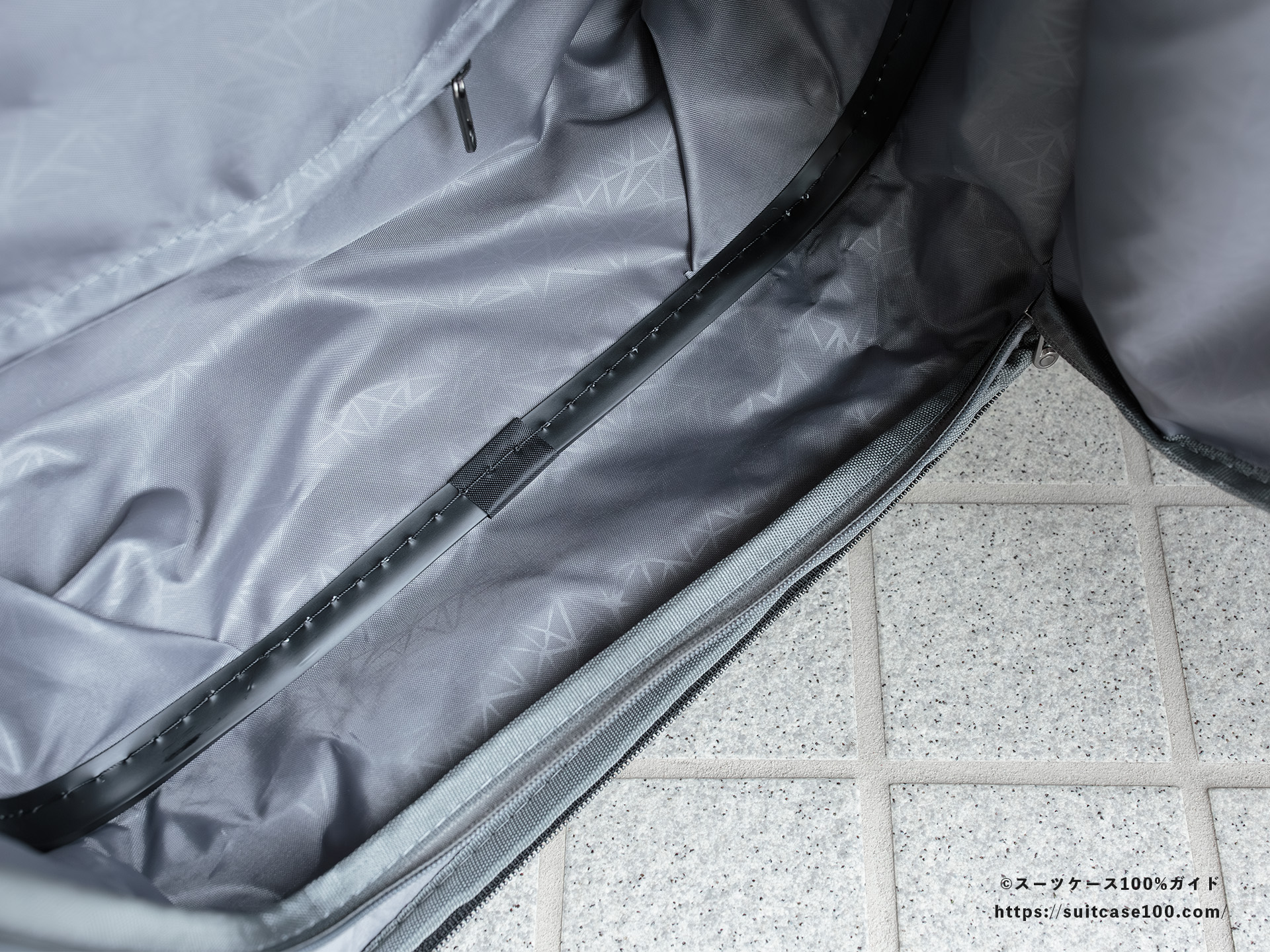 Soolom L888 内装レビュー 左側の容量拡張部の生地(拡張状態)